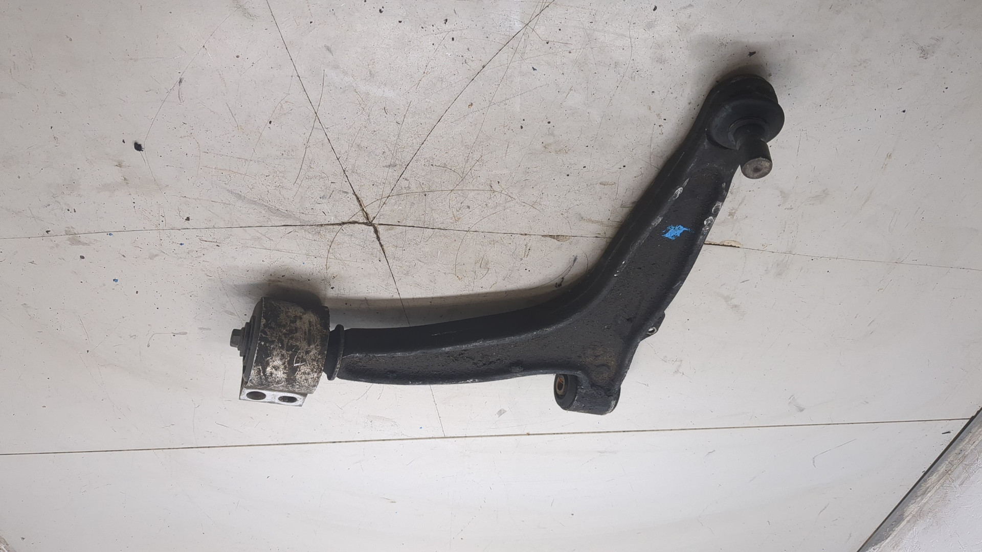 Рычаг передний левый