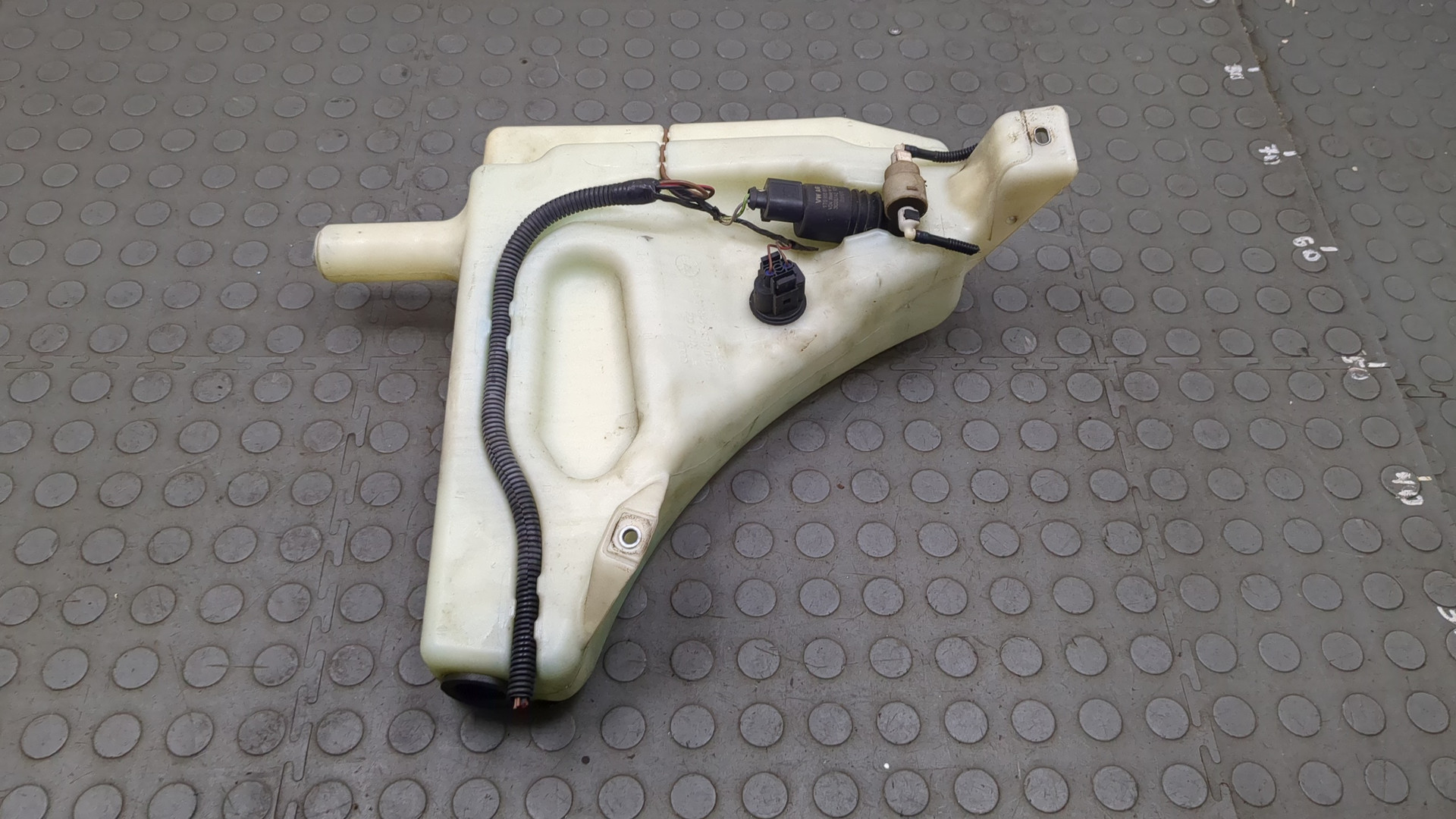 Бачок омывателя лобового стекла