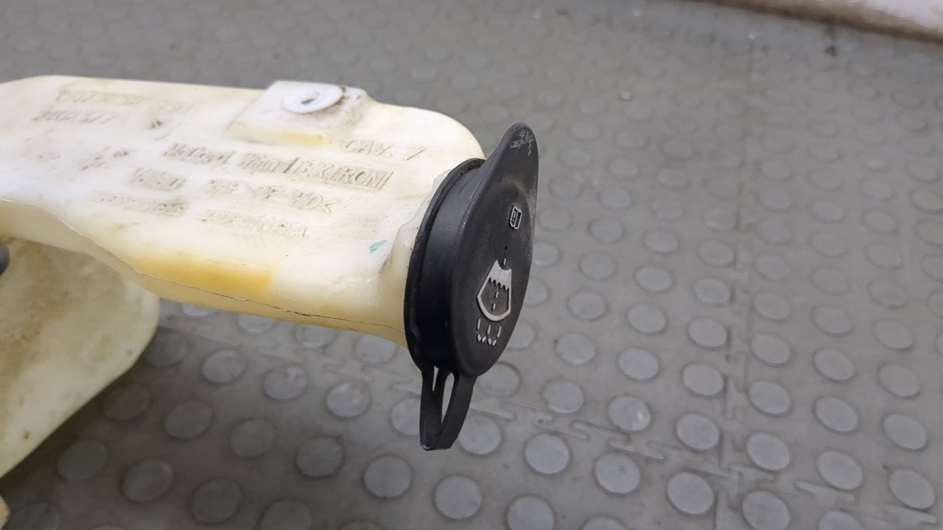 Бачок омывателя лобового стекла