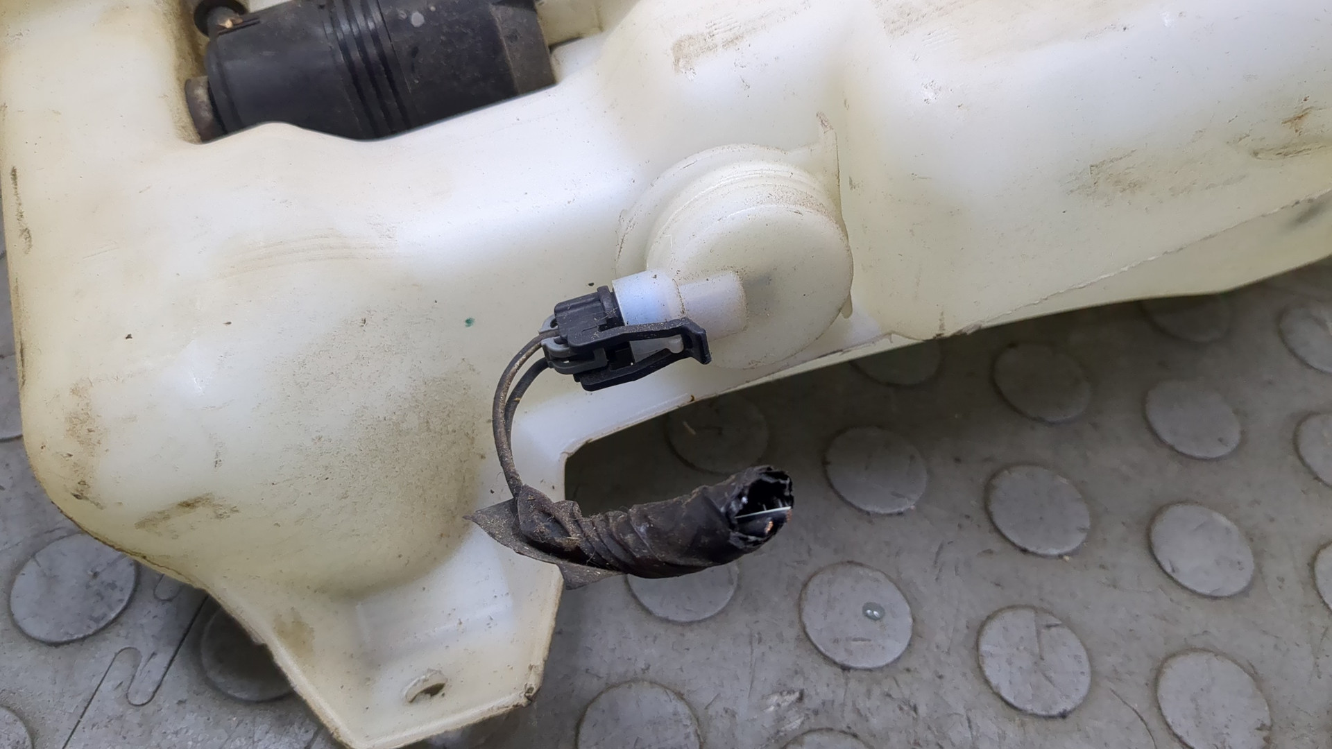 Бачок омывателя лобового стекла