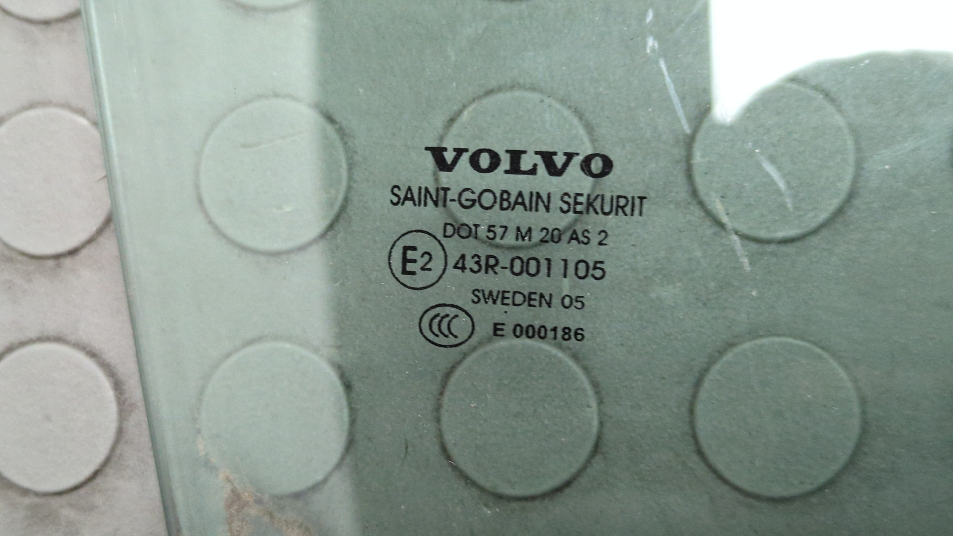 Стекло двери задней правой