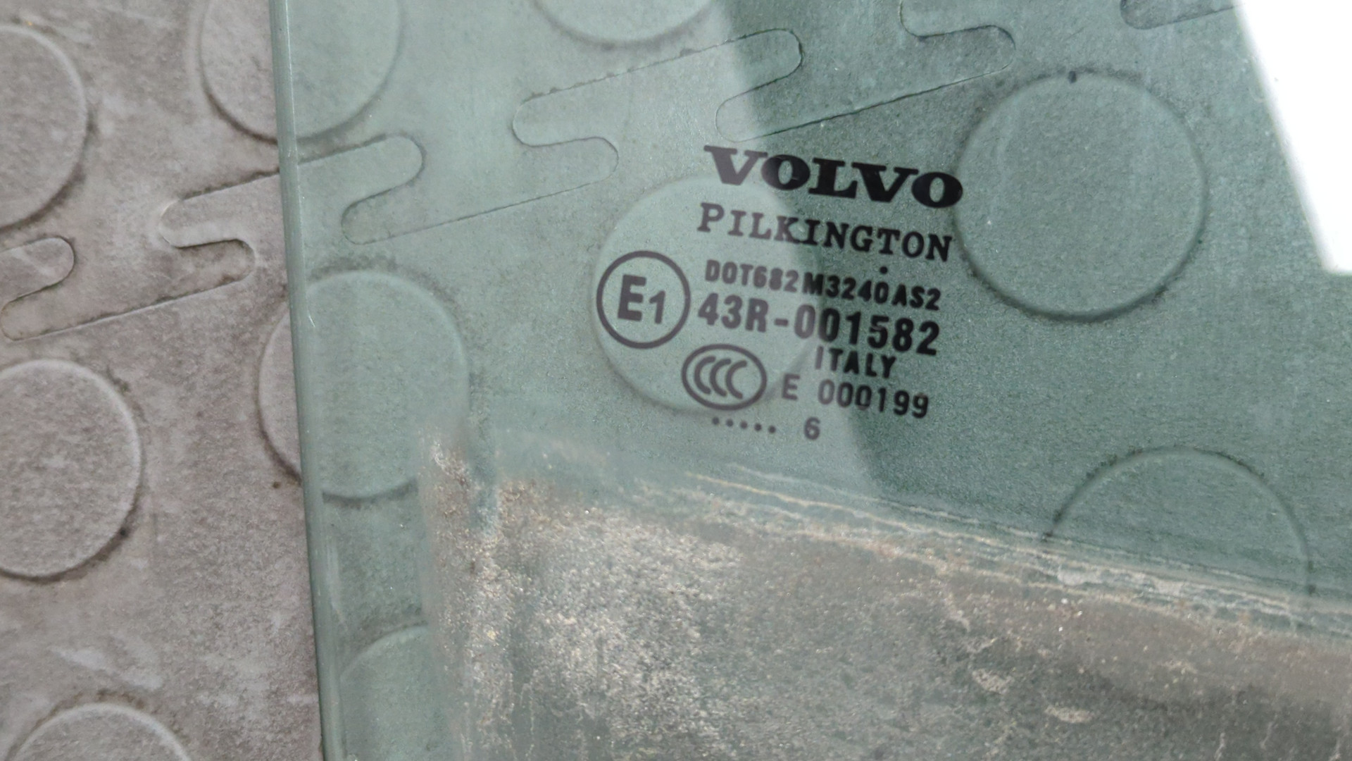 Стекло двери передней правой