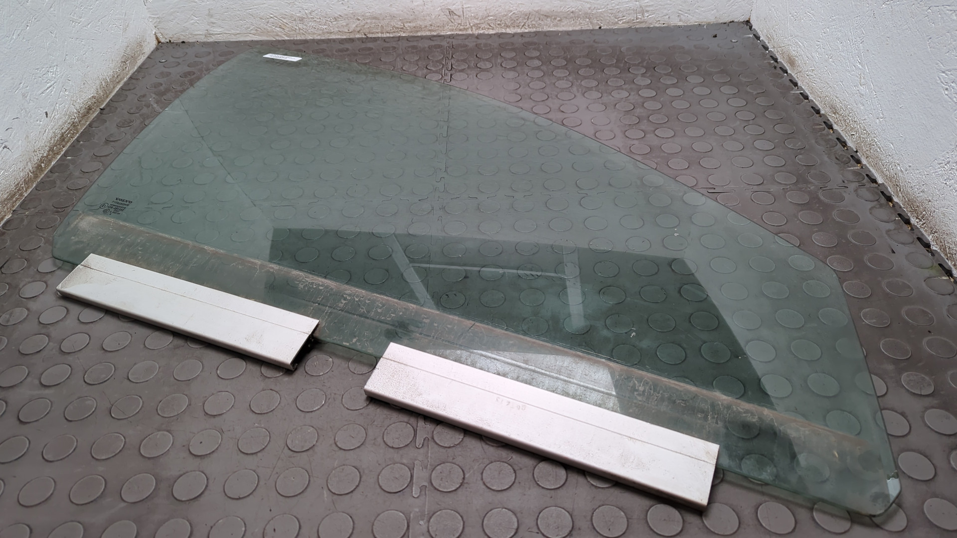 Стекло двери передней правой