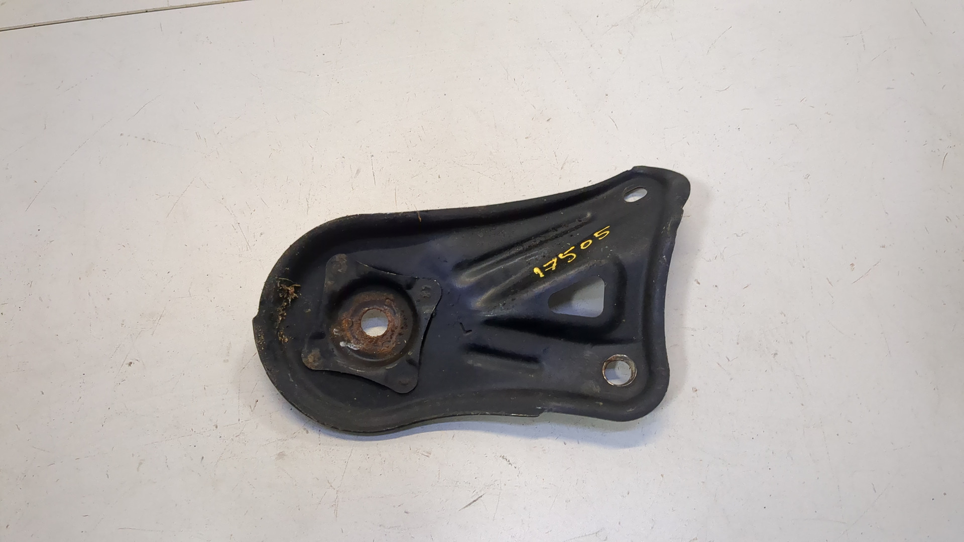 Кронштейн передней балки