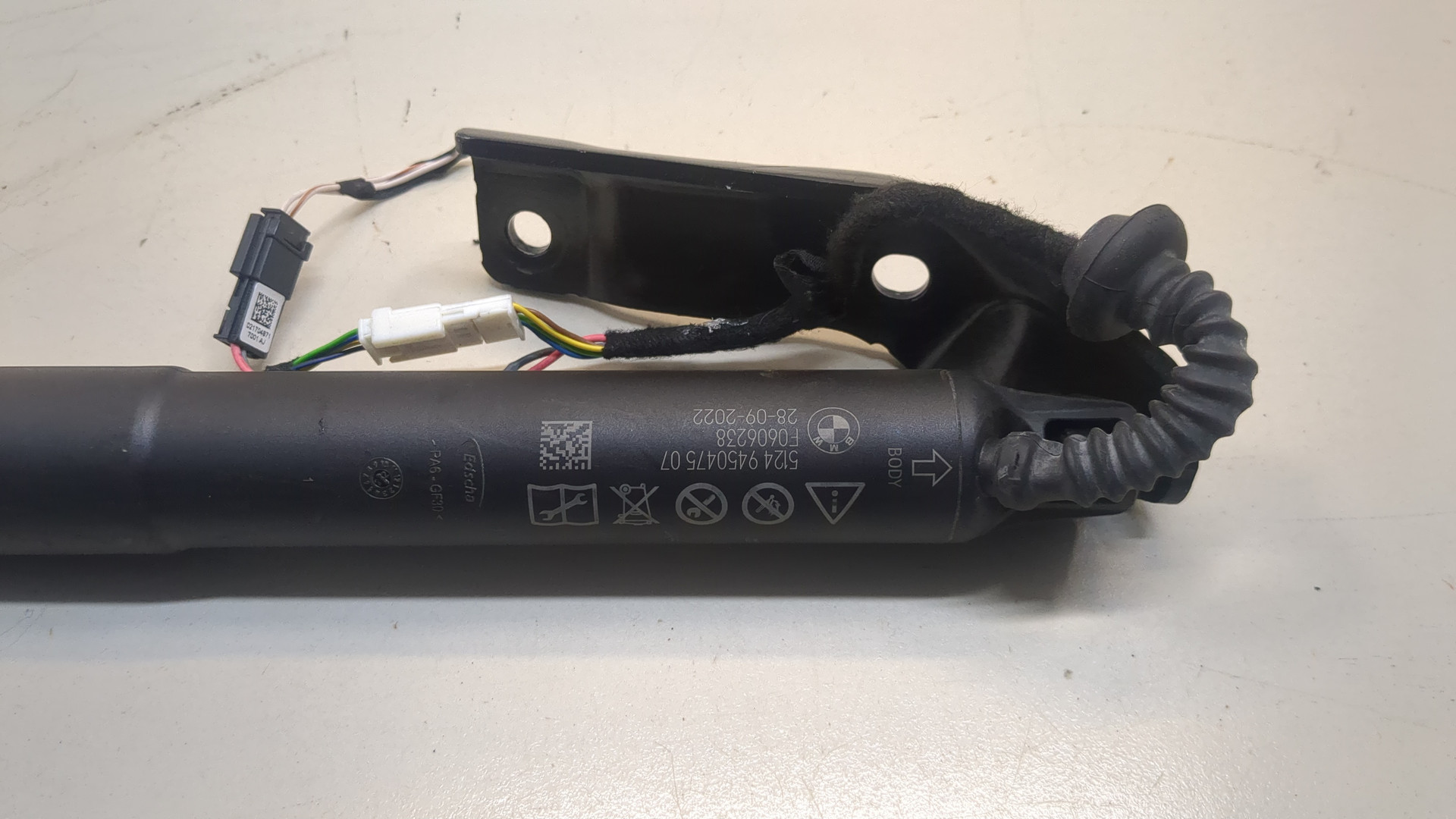 Амортизатор крышки багажника