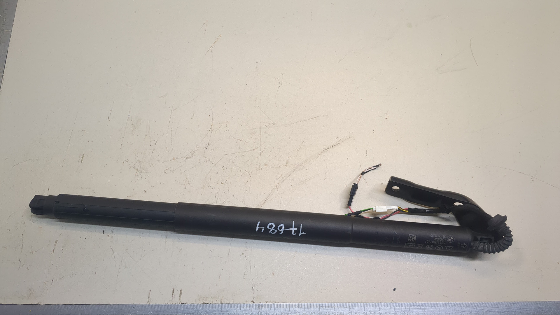 Амортизатор крышки багажника