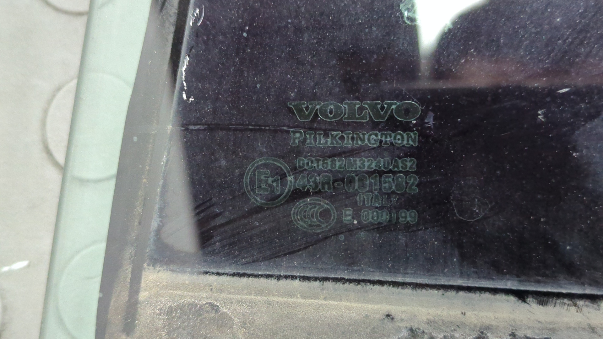 Стекло двери задней левой