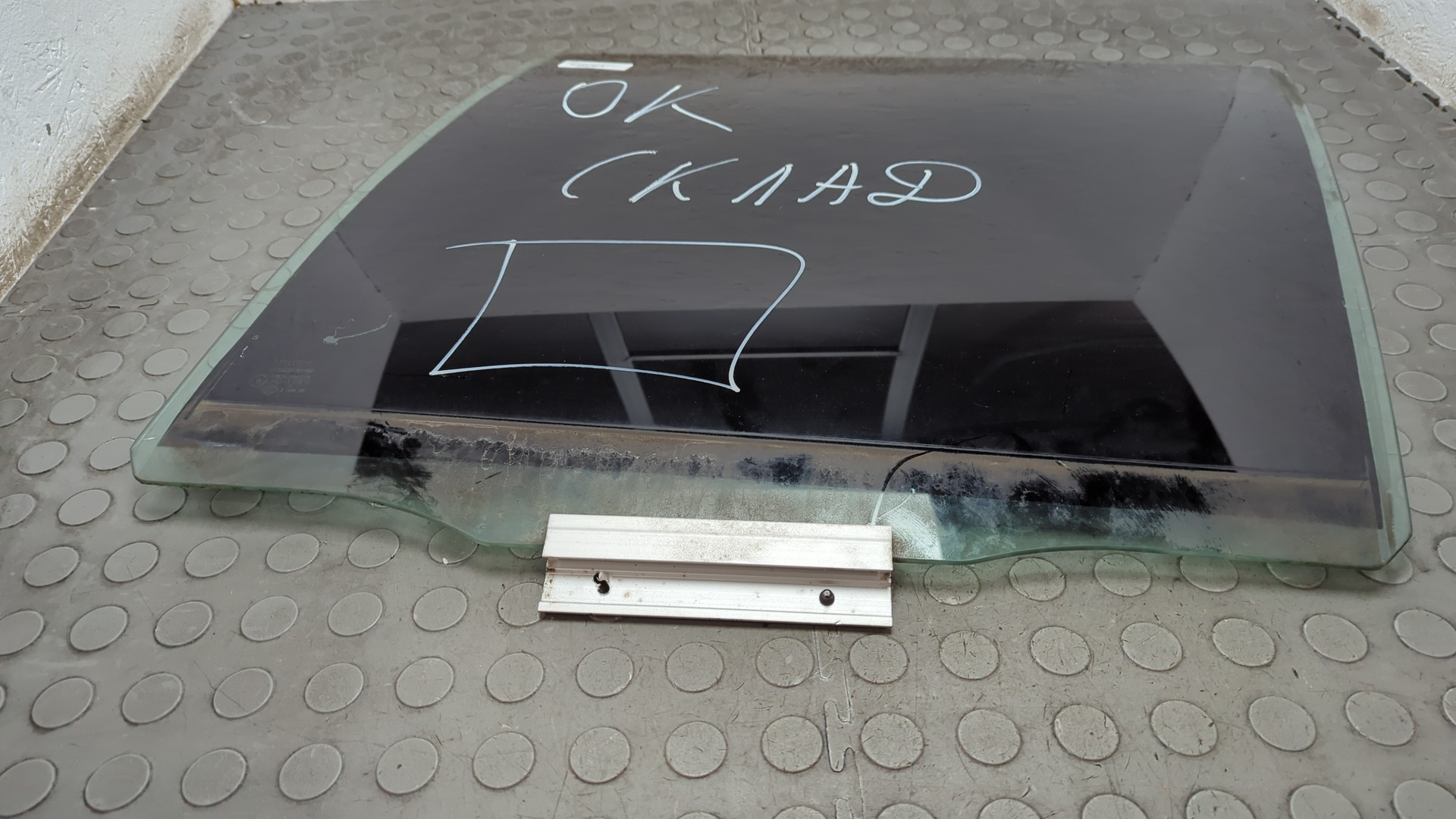 Стекло двери задней левой