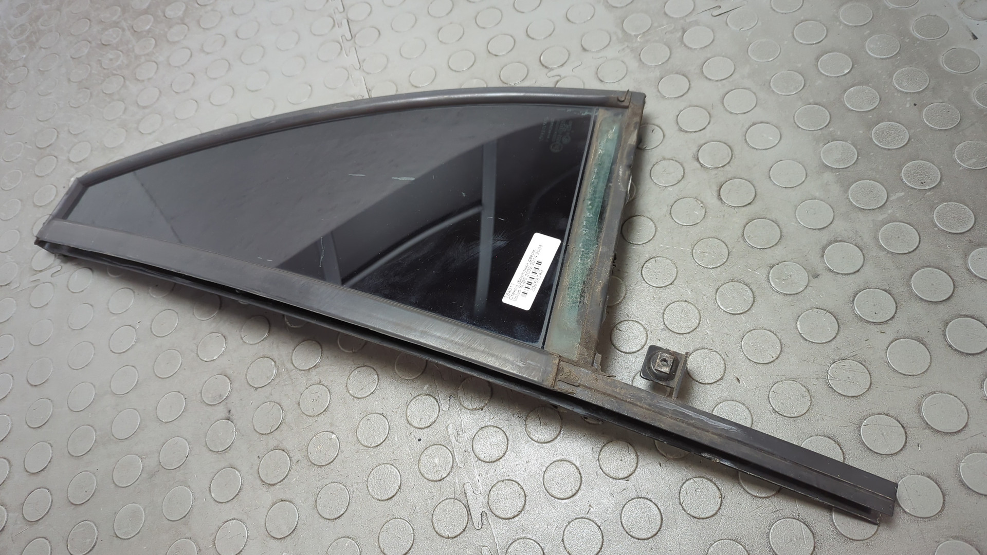 Стекло двери задней левой (форточка)