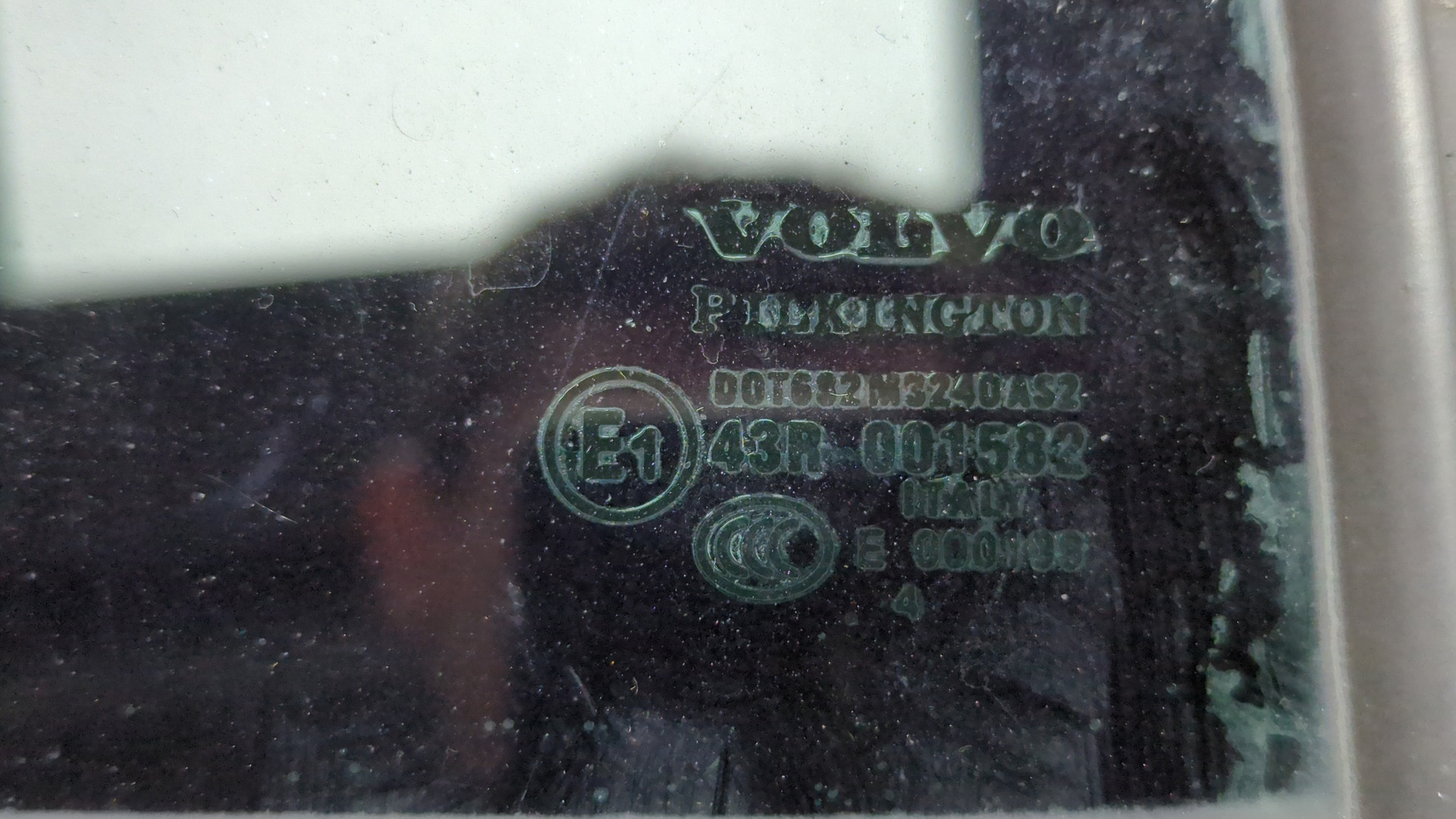 Стекло двери задней левой (форточка)