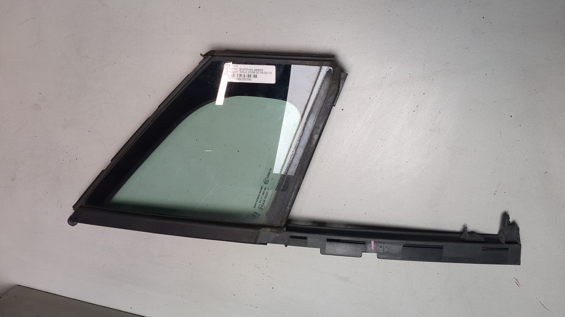 Стекло двери передней правой (форточка)