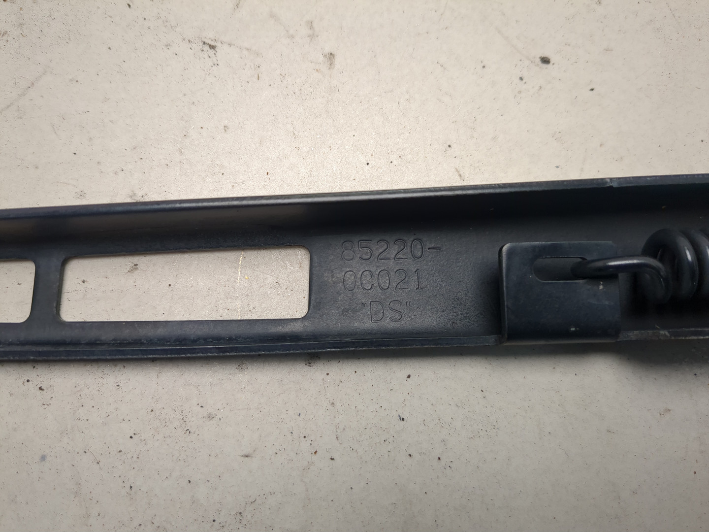 Поводок стеклоочистителя передний левый