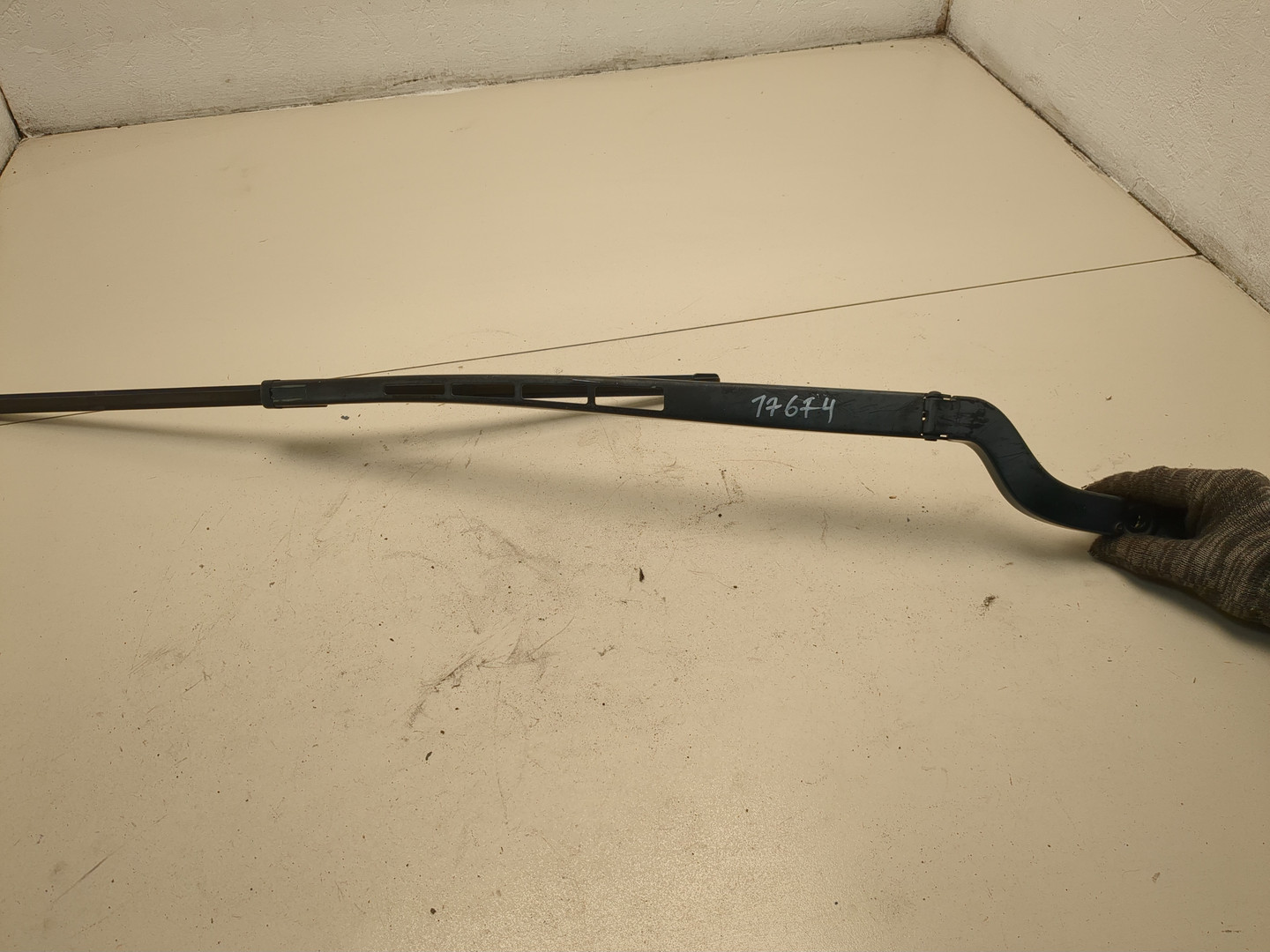 Поводок стеклоочистителя передний левый