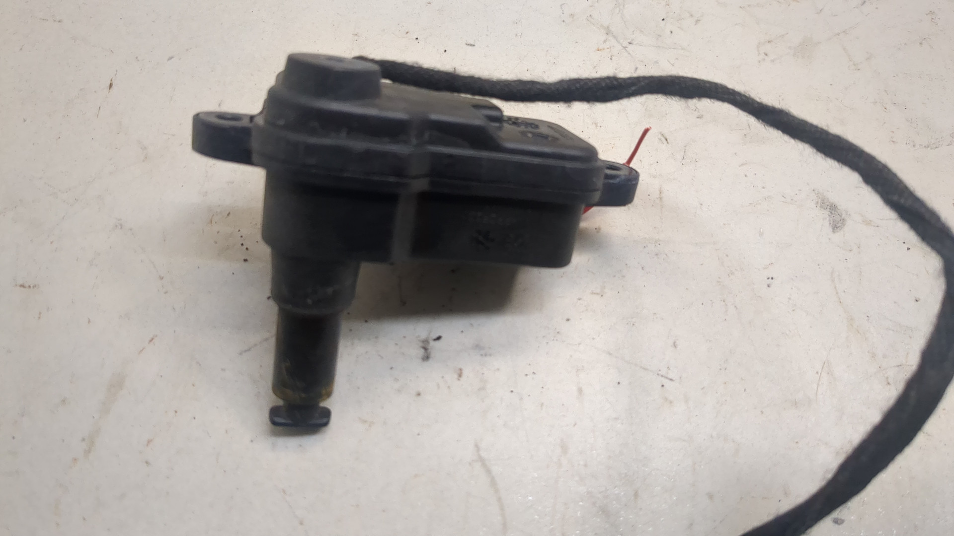 Активатор замка крышки бензобака