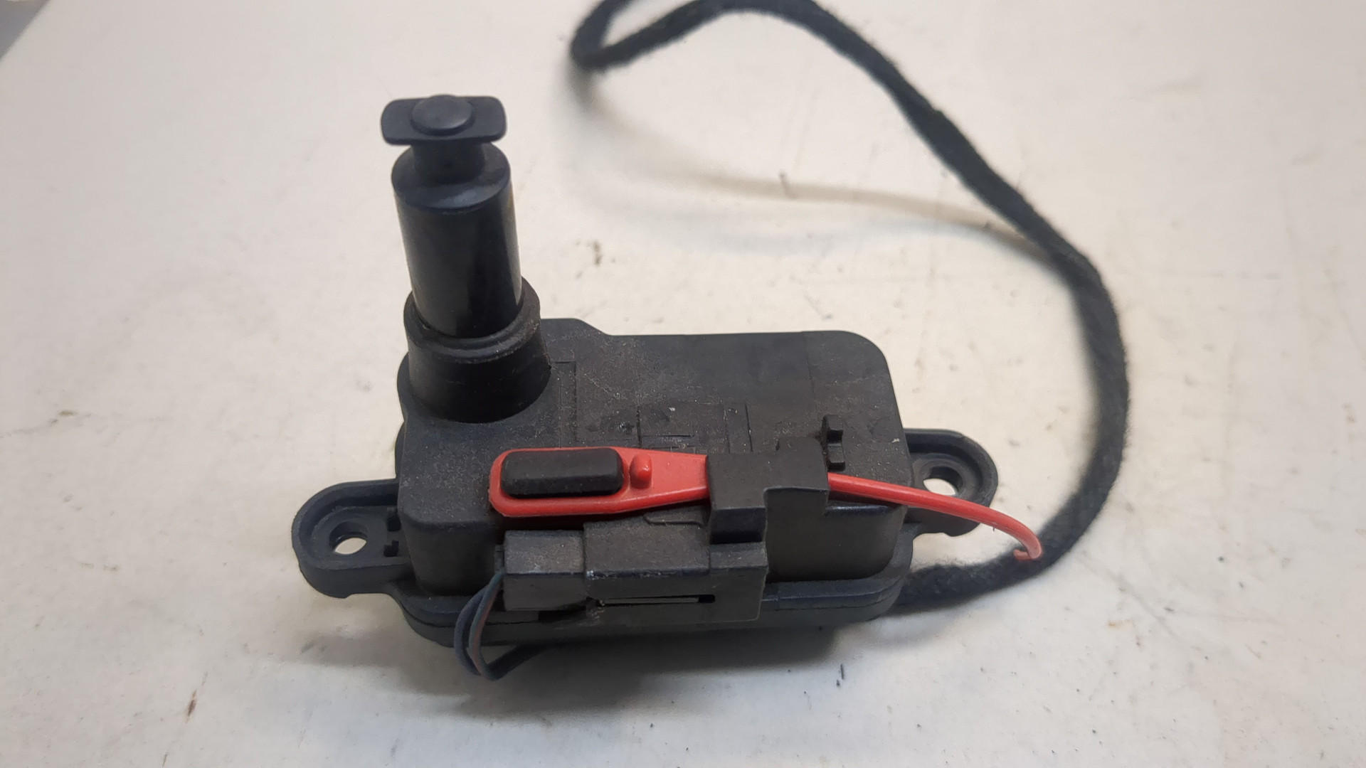 Активатор замка крышки бензобака