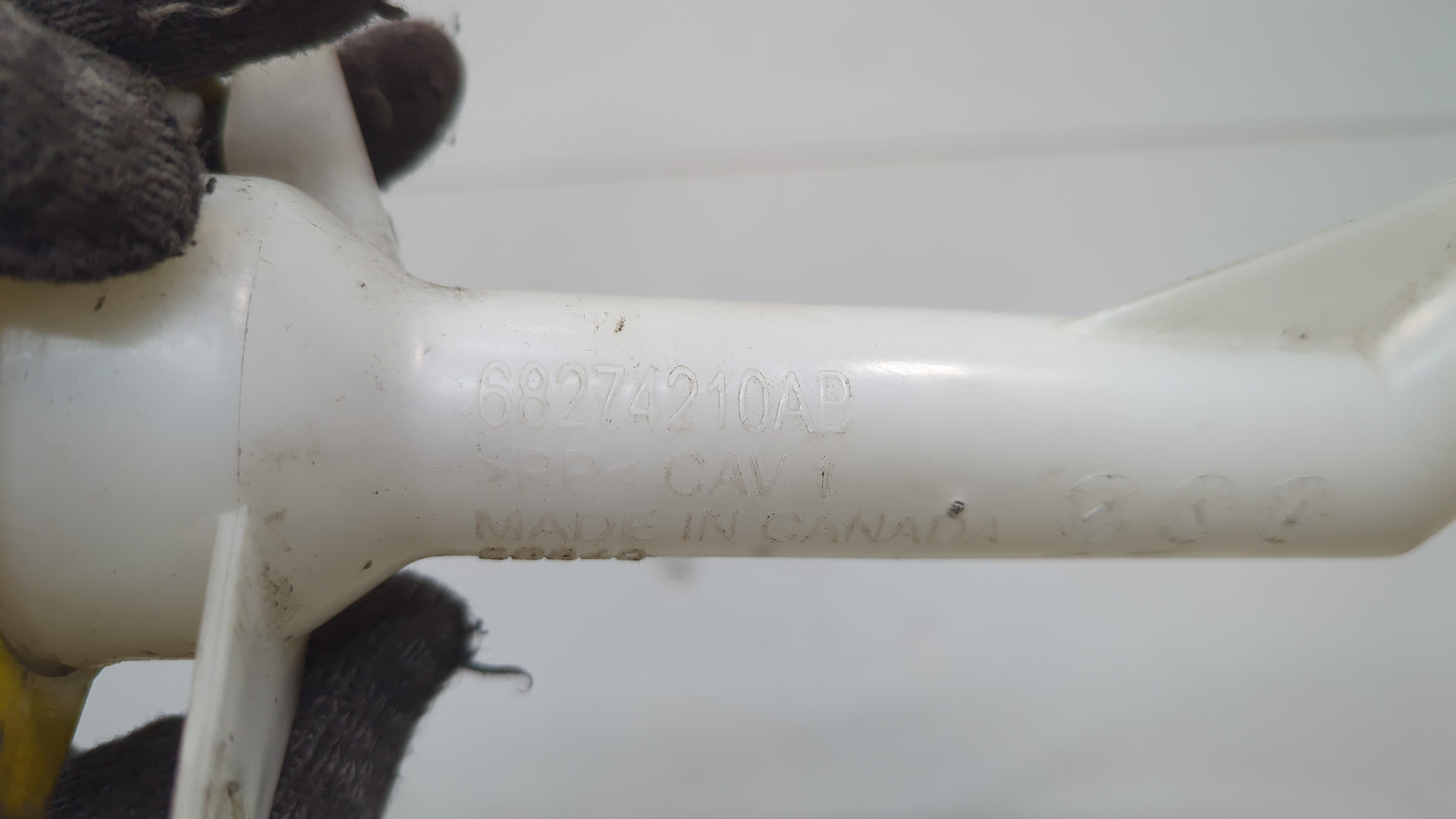 Горловина бачка омывателя