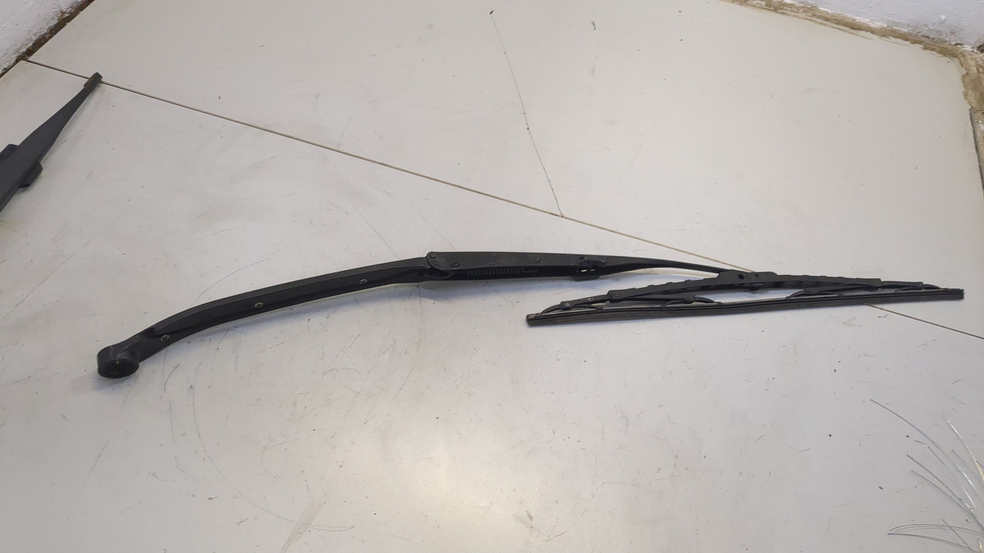 Поводок стеклоочистителя передний левый