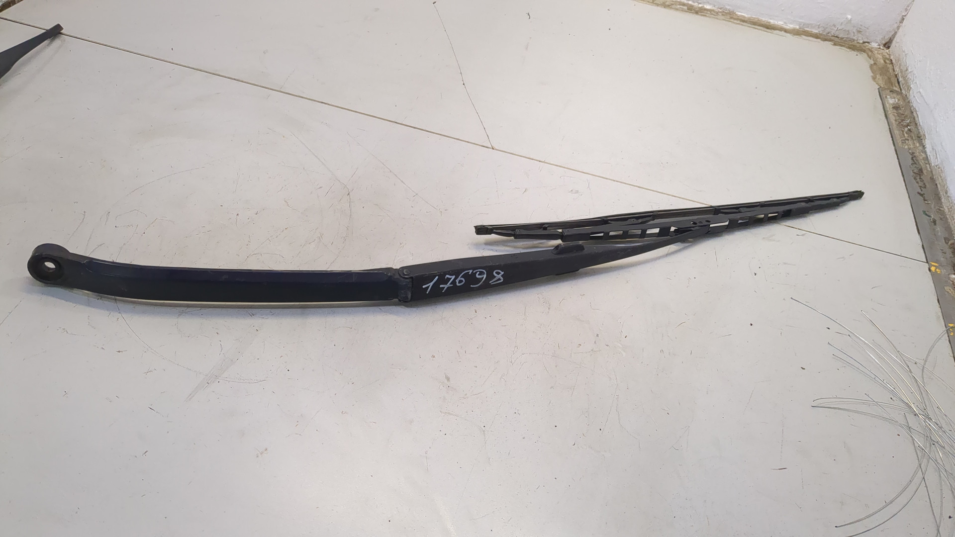 Поводок стеклоочистителя передний левый