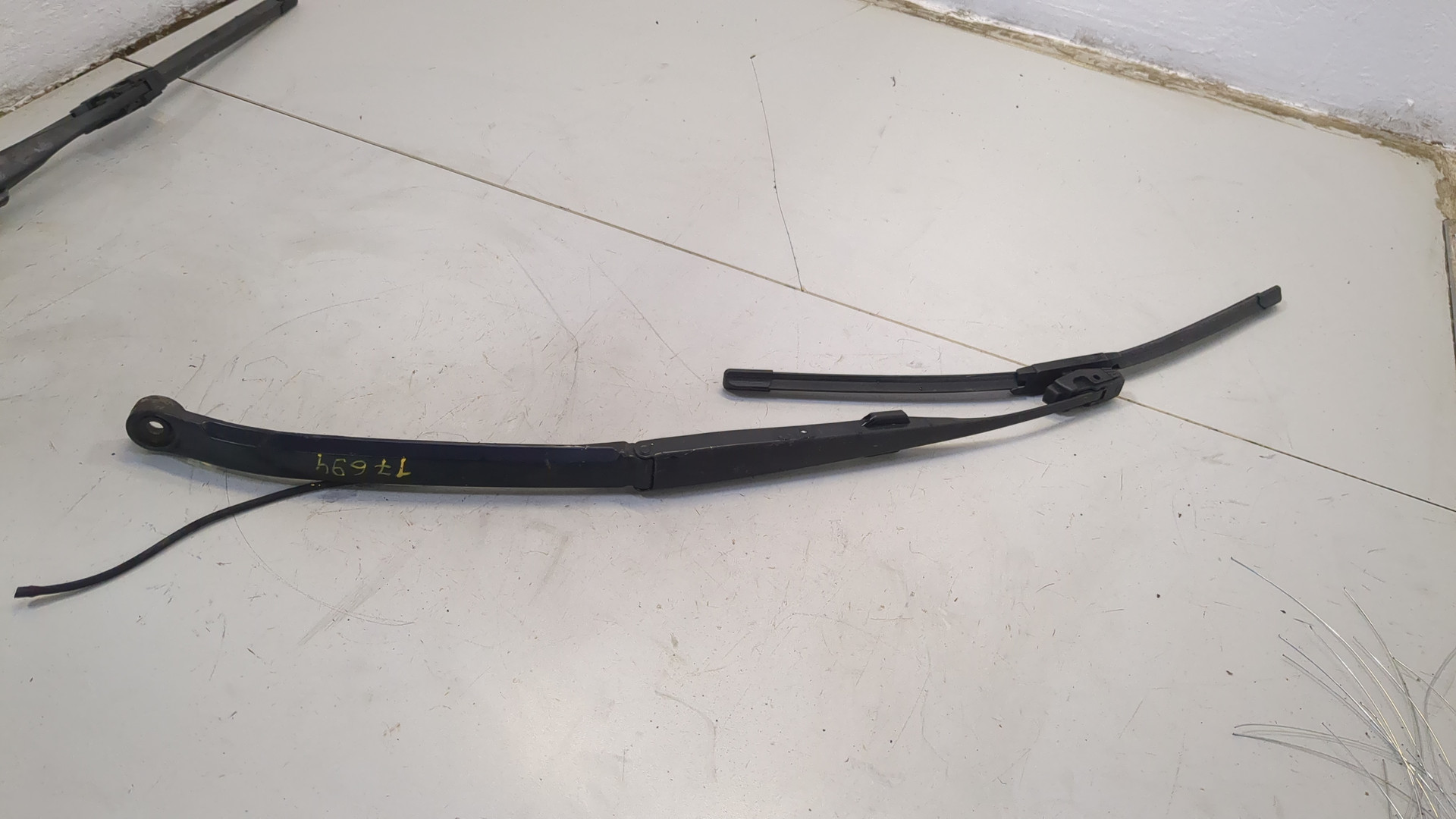 Поводок стеклоочистителя передний правый