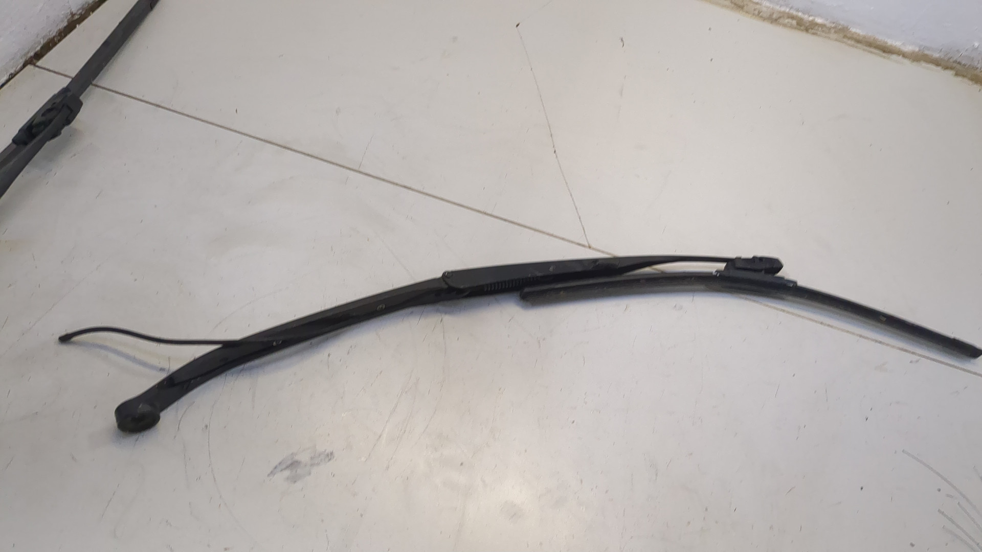 Поводок стеклоочистителя передний правый