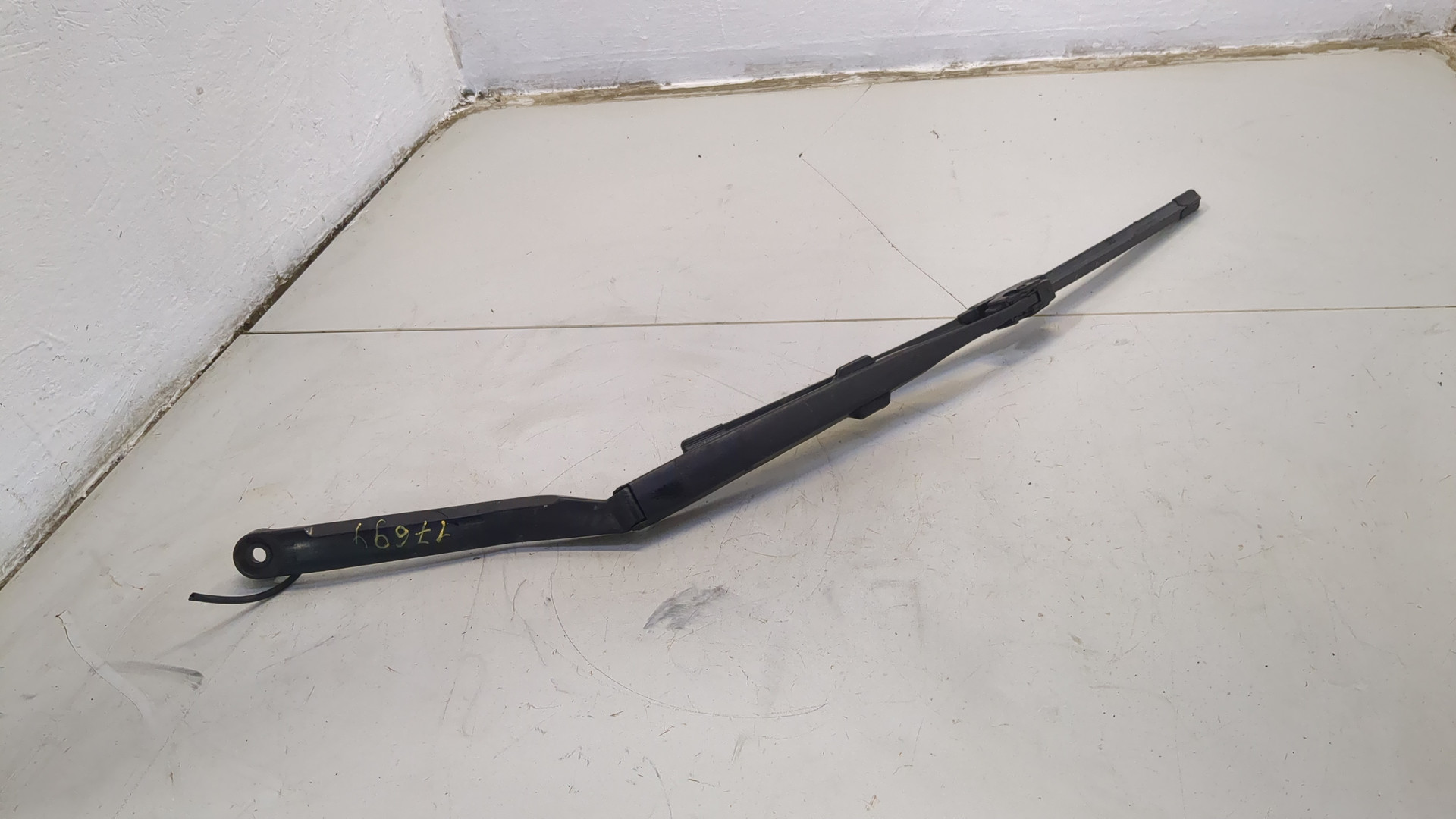 Поводок стеклоочистителя передний левый