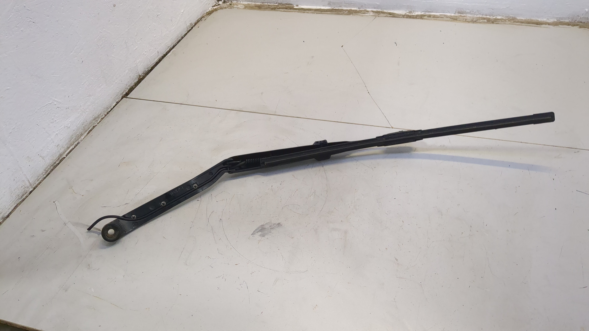 Поводок стеклоочистителя передний левый