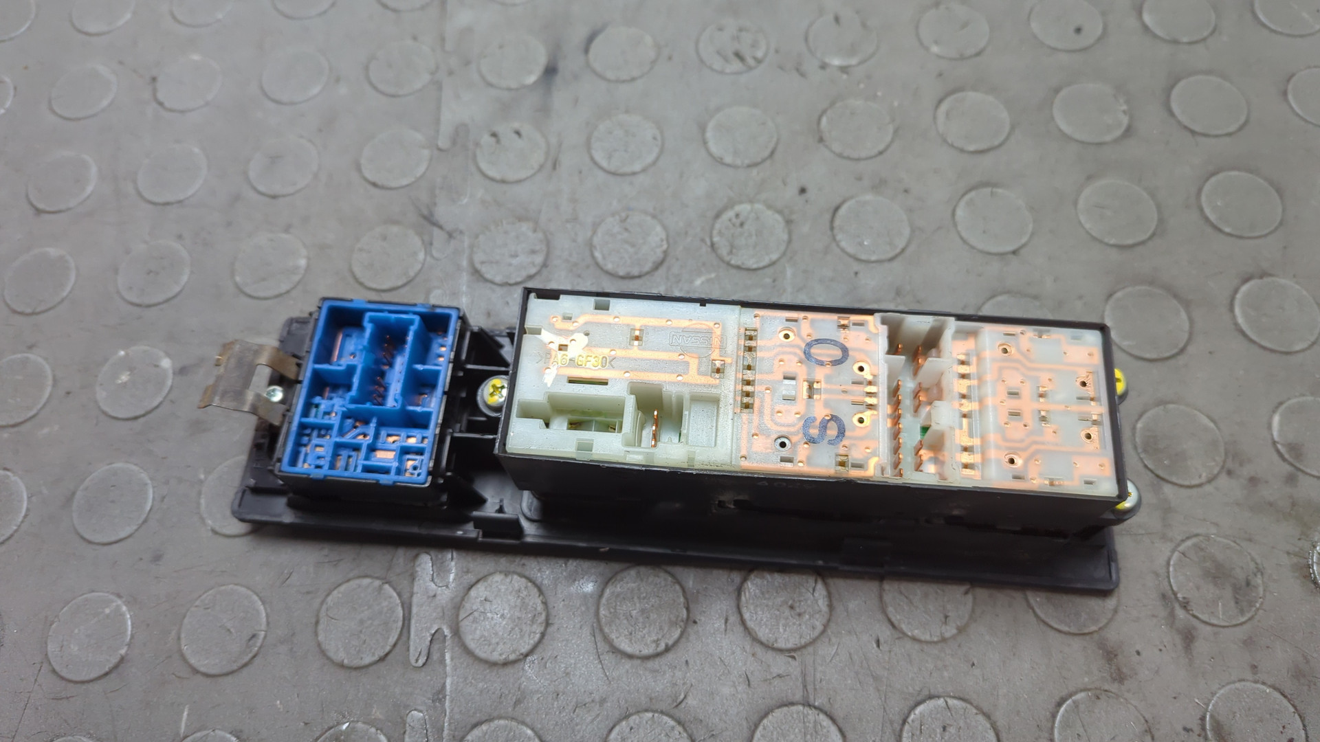 Кнопка стеклоподъемника