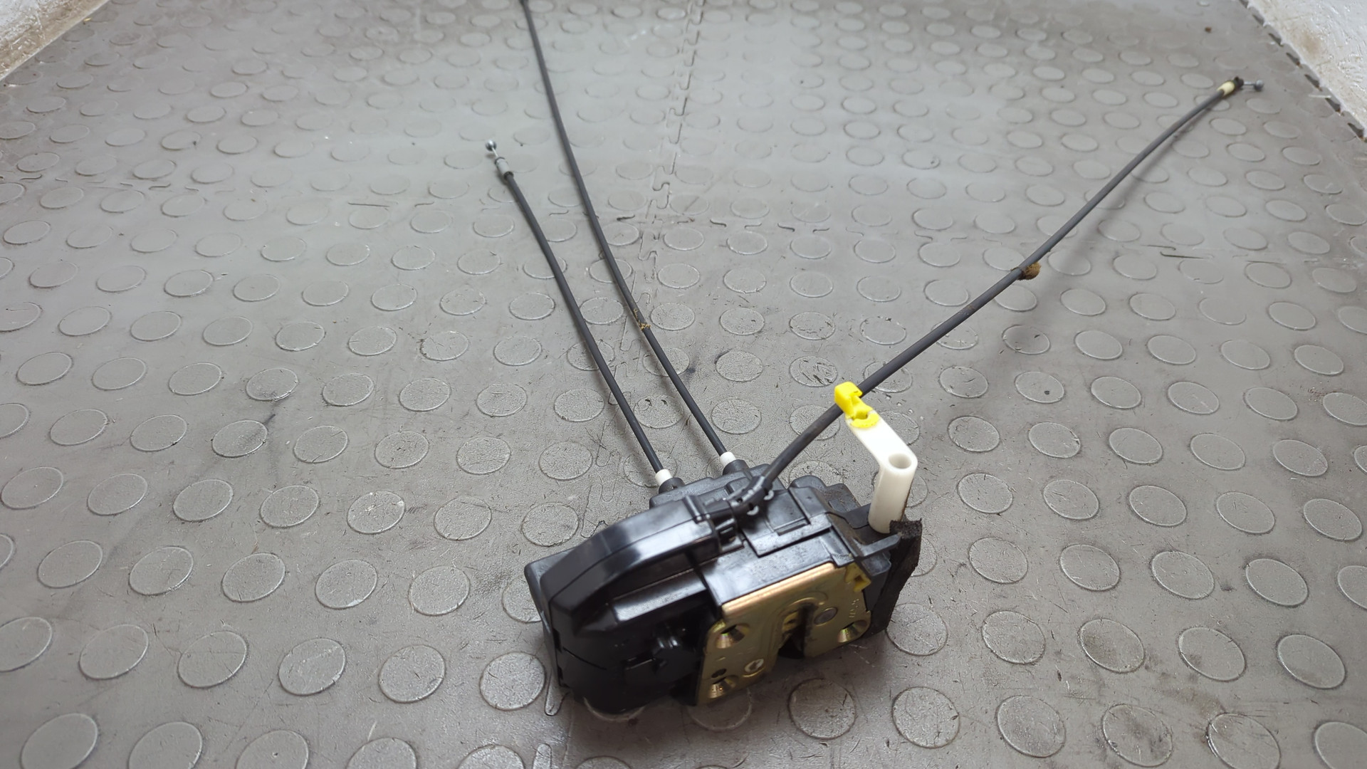 Замок двери передней левой