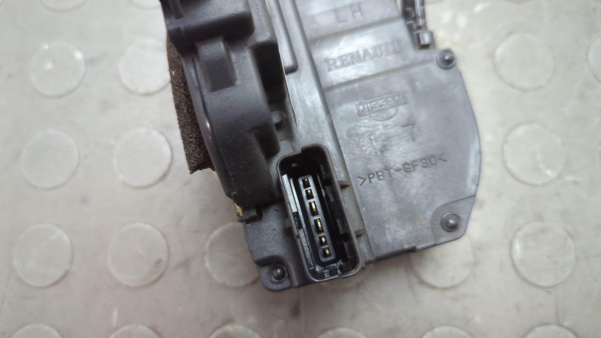 Замок двери передней левой