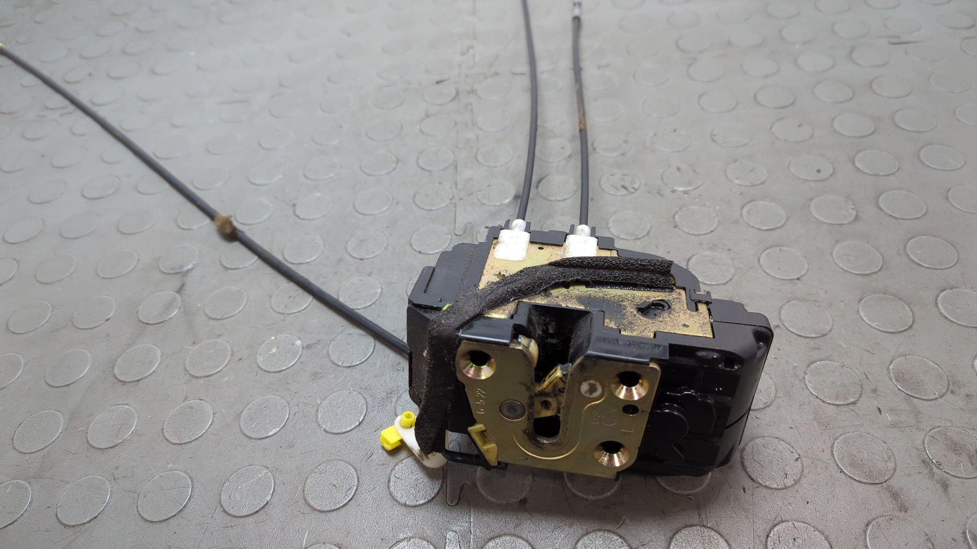 Замок двери передней левой