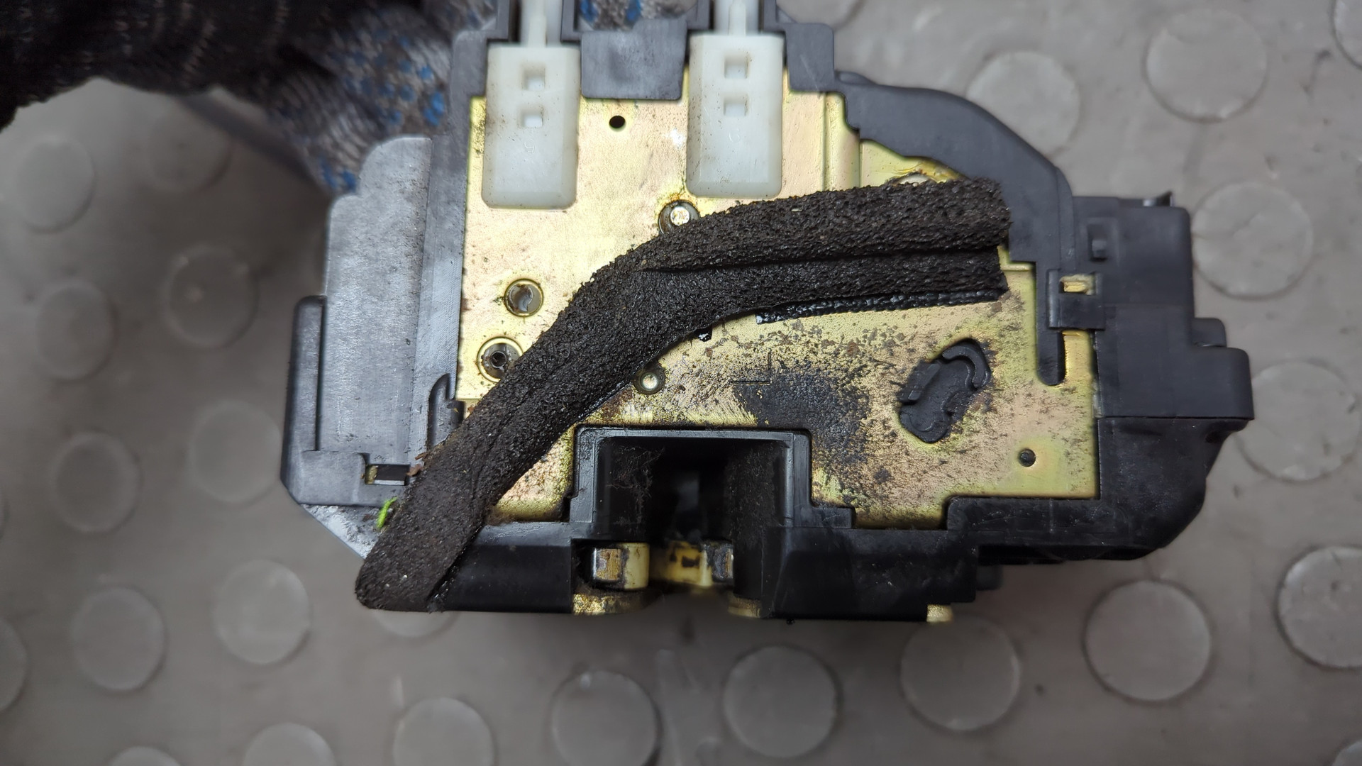 Замок двери передней левой