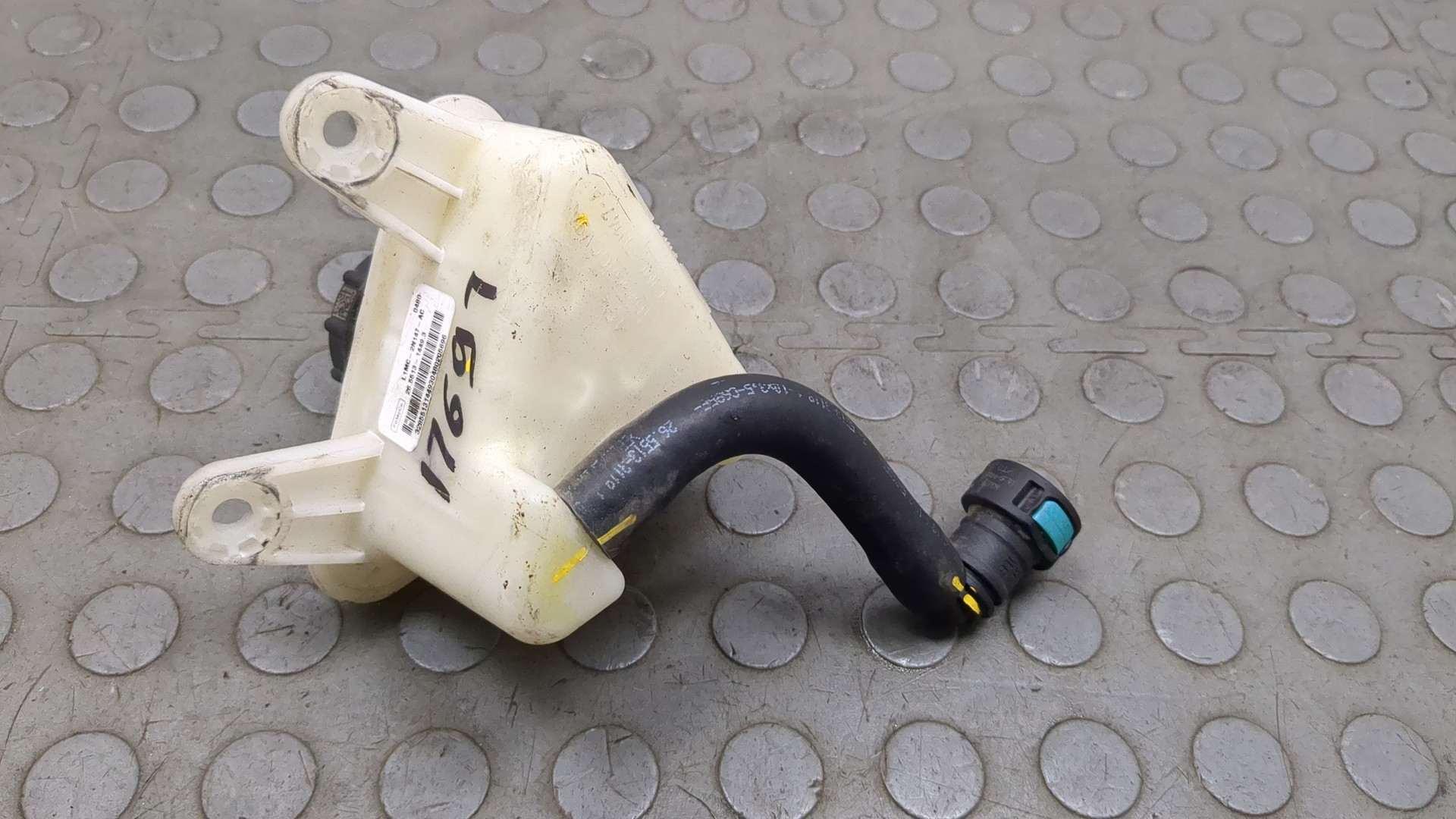 Бачок главного тормозного цилиндра