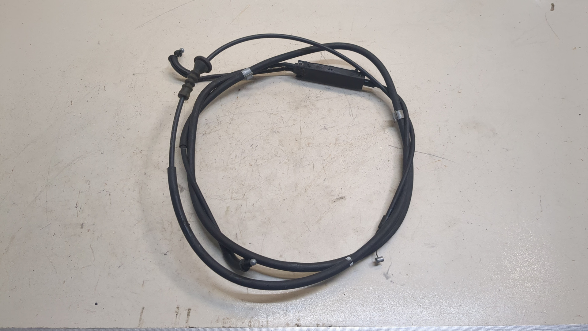 Трос открывания капота