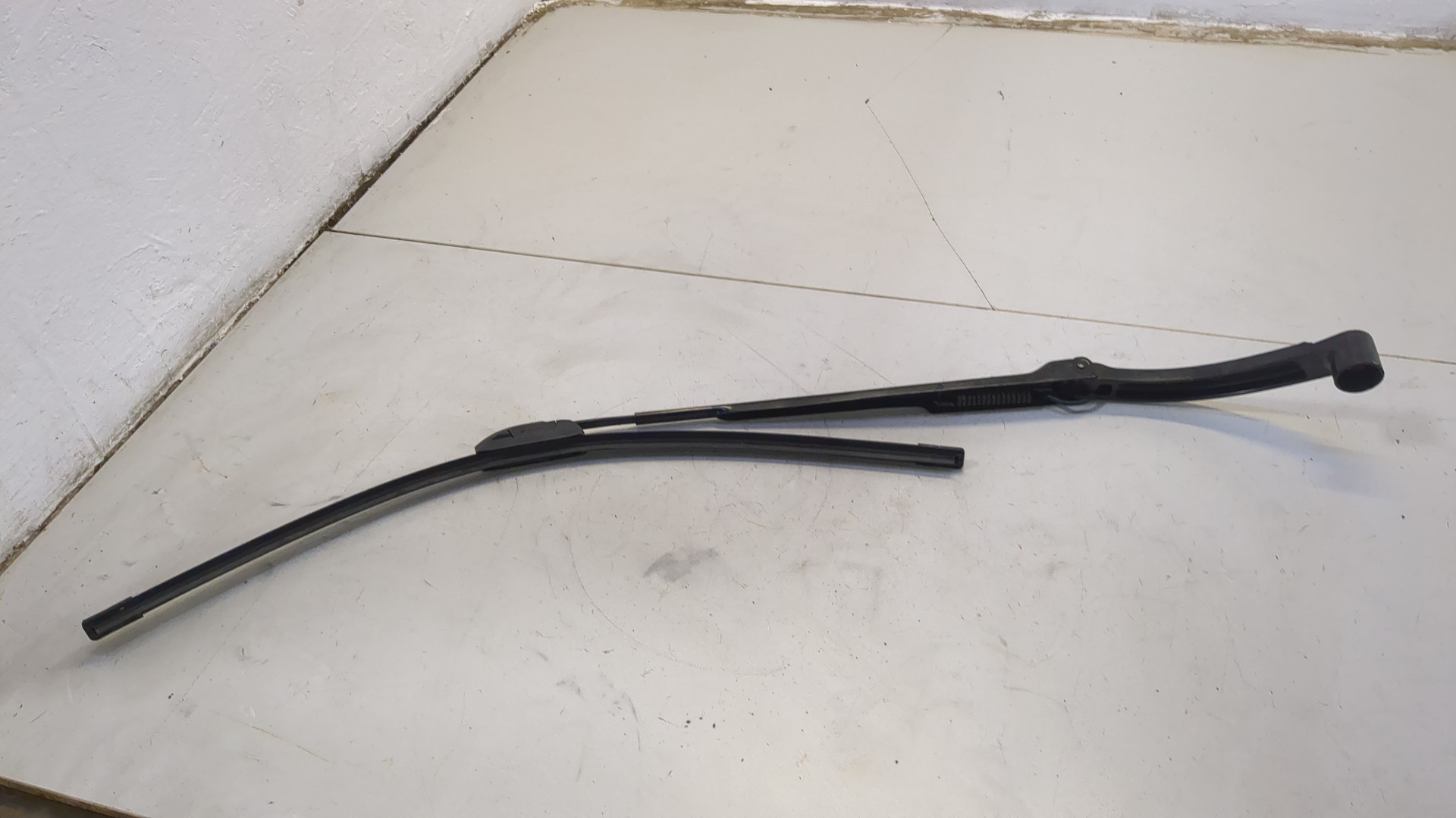 Поводок стеклоочистителя передний левый