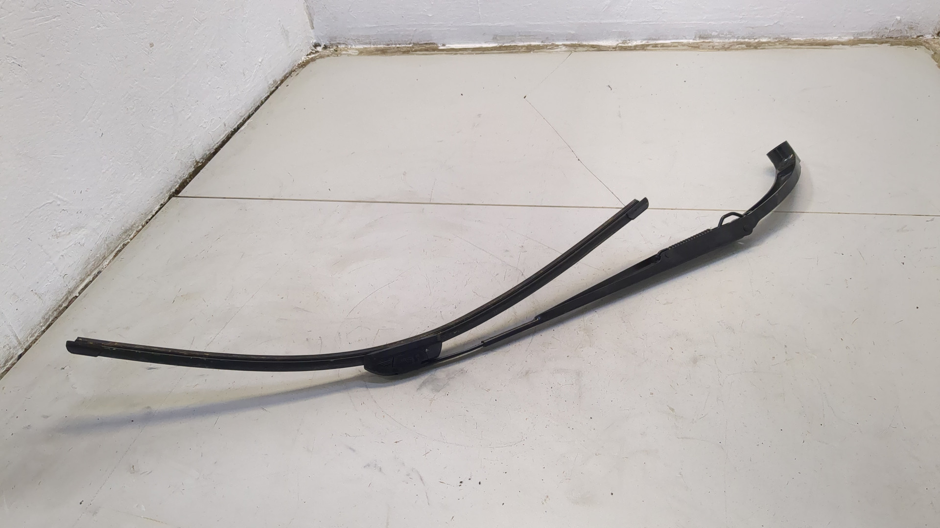 Поводок стеклоочистителя передний левый
