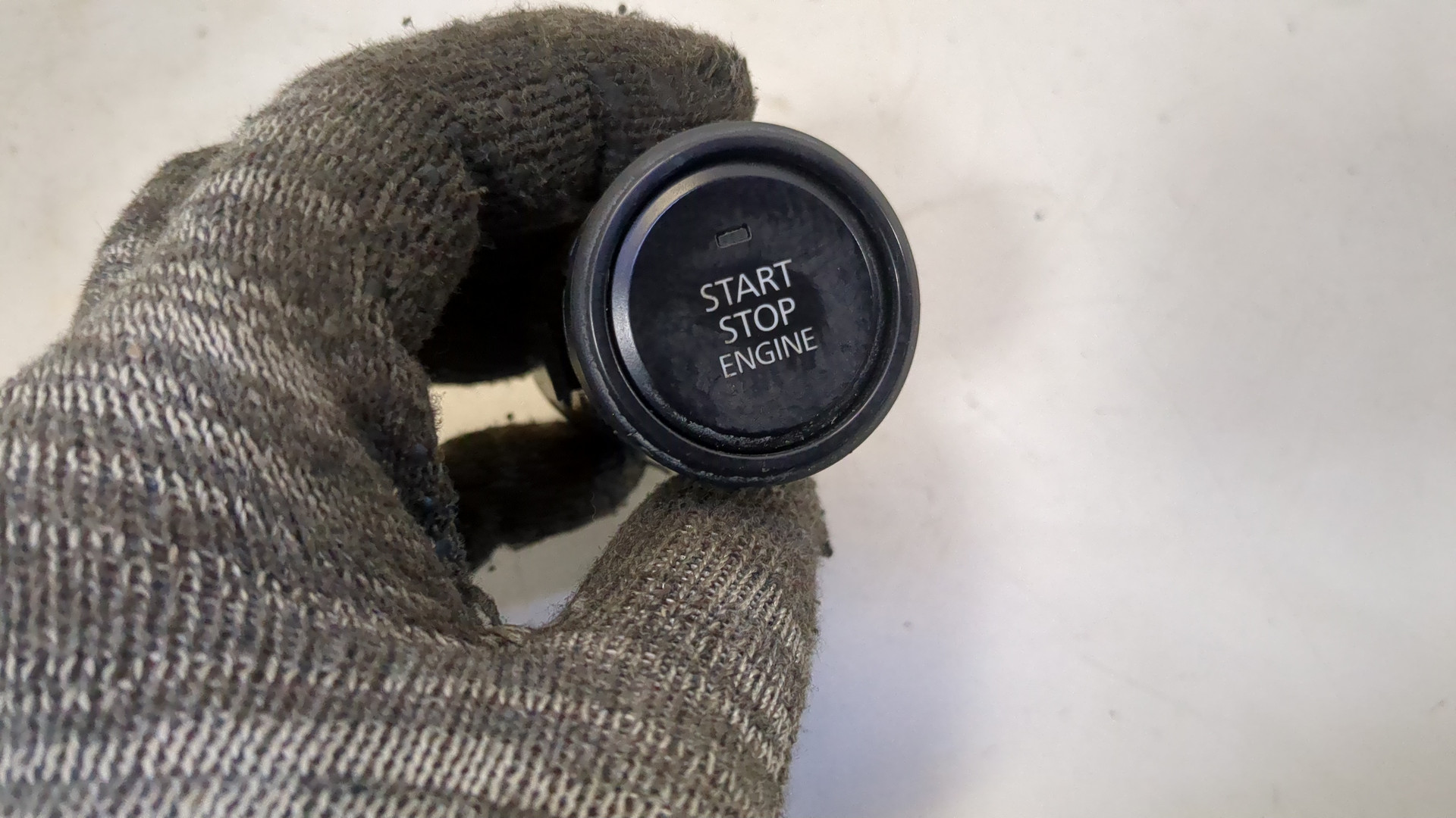 Кнопка запуска двигателя