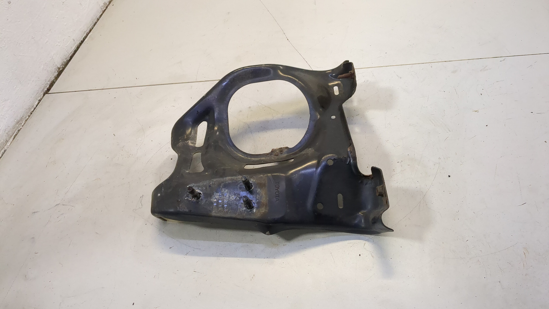 Кронштейн переднего бампера правый