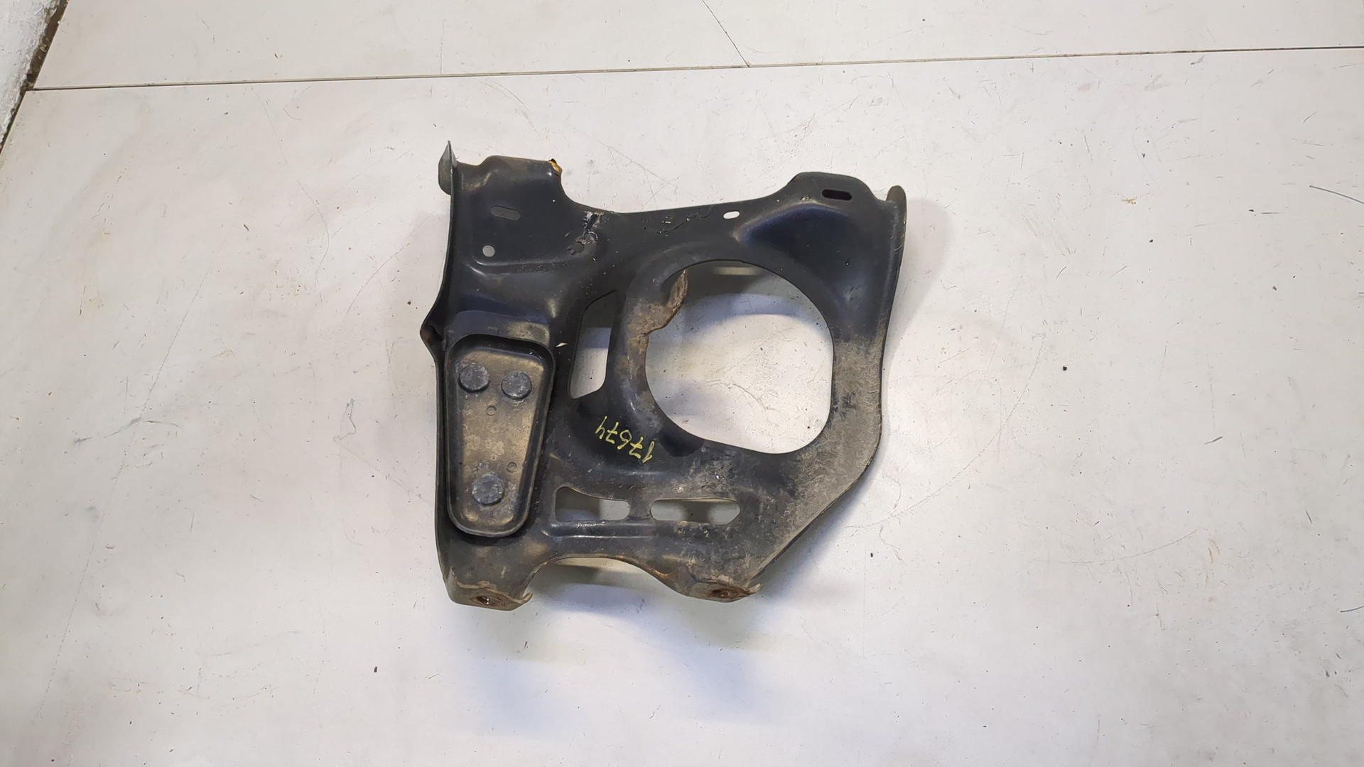 Кронштейн переднего бампера правый