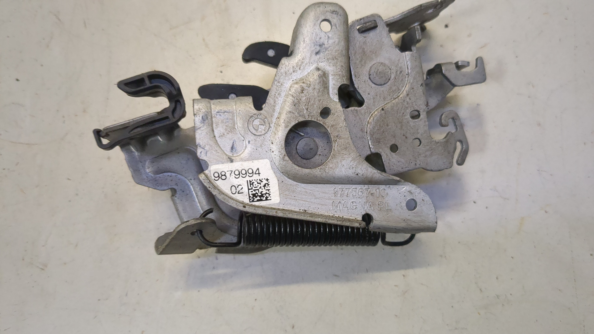 Замок капота