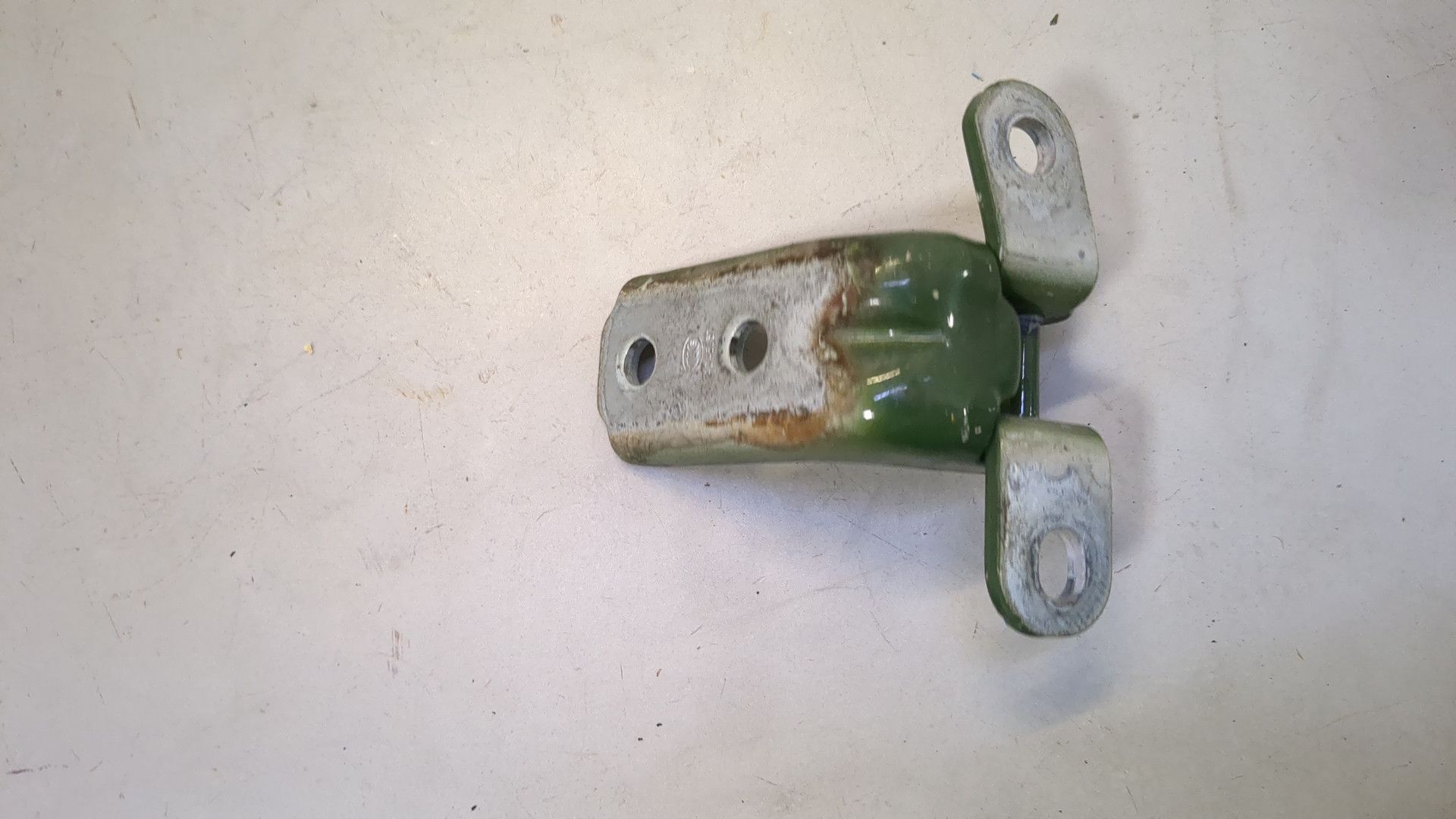 Петля двери