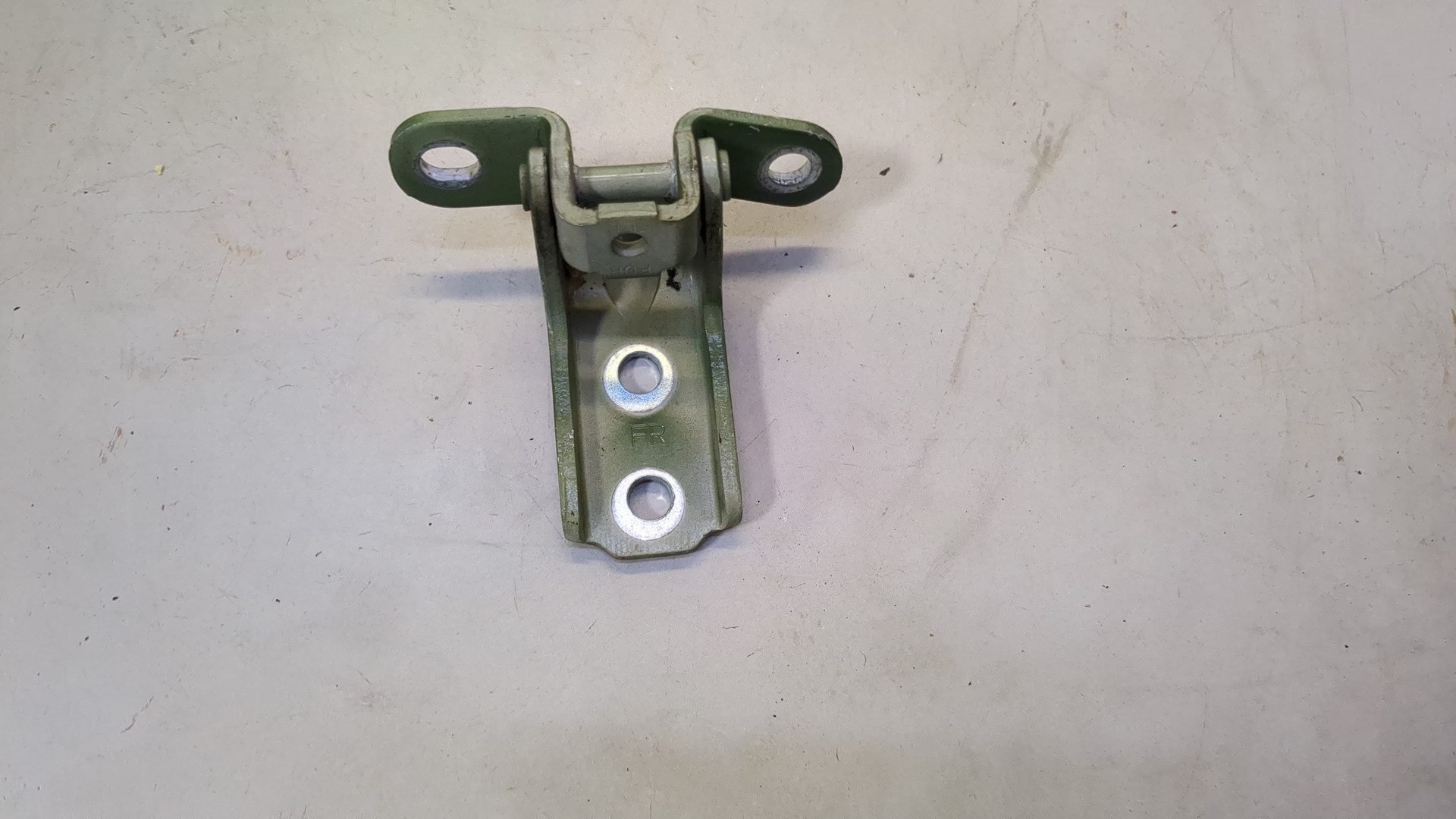 Петля двери