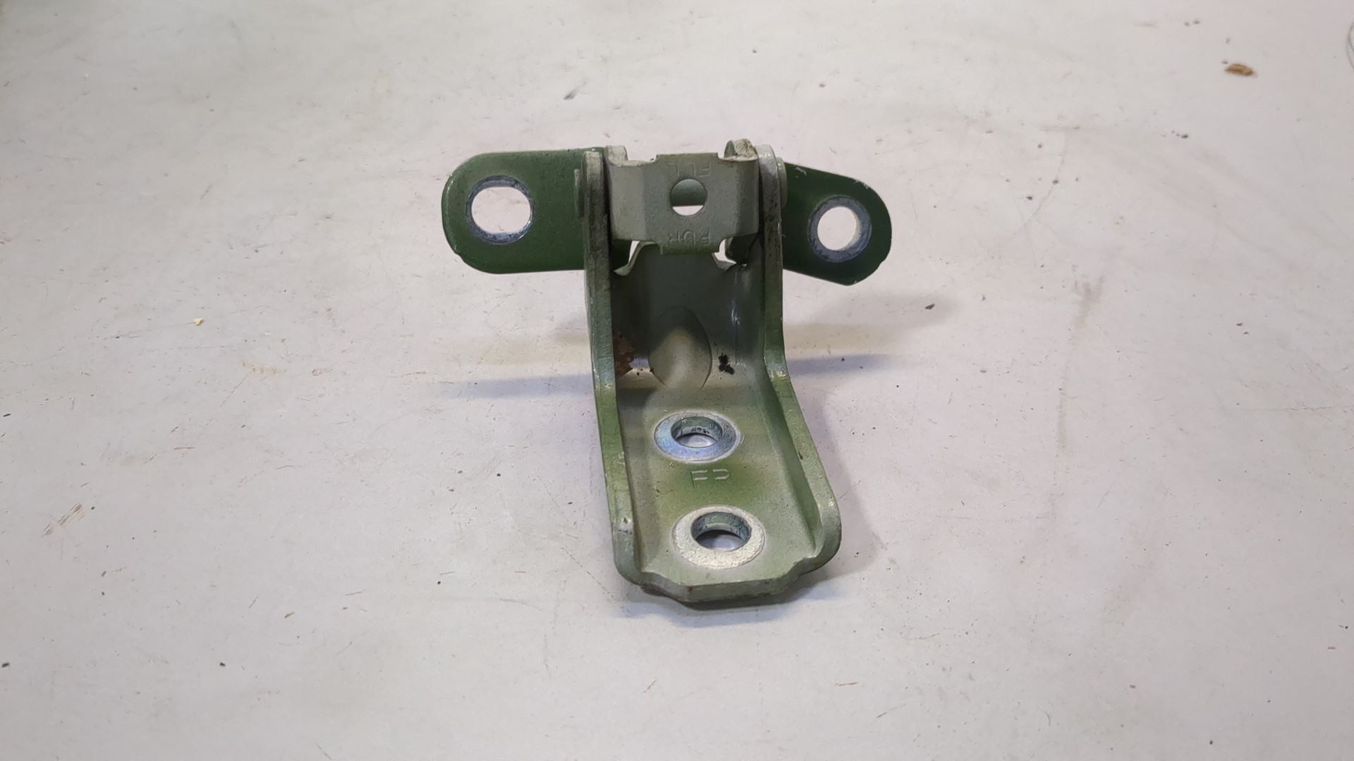 Петля двери