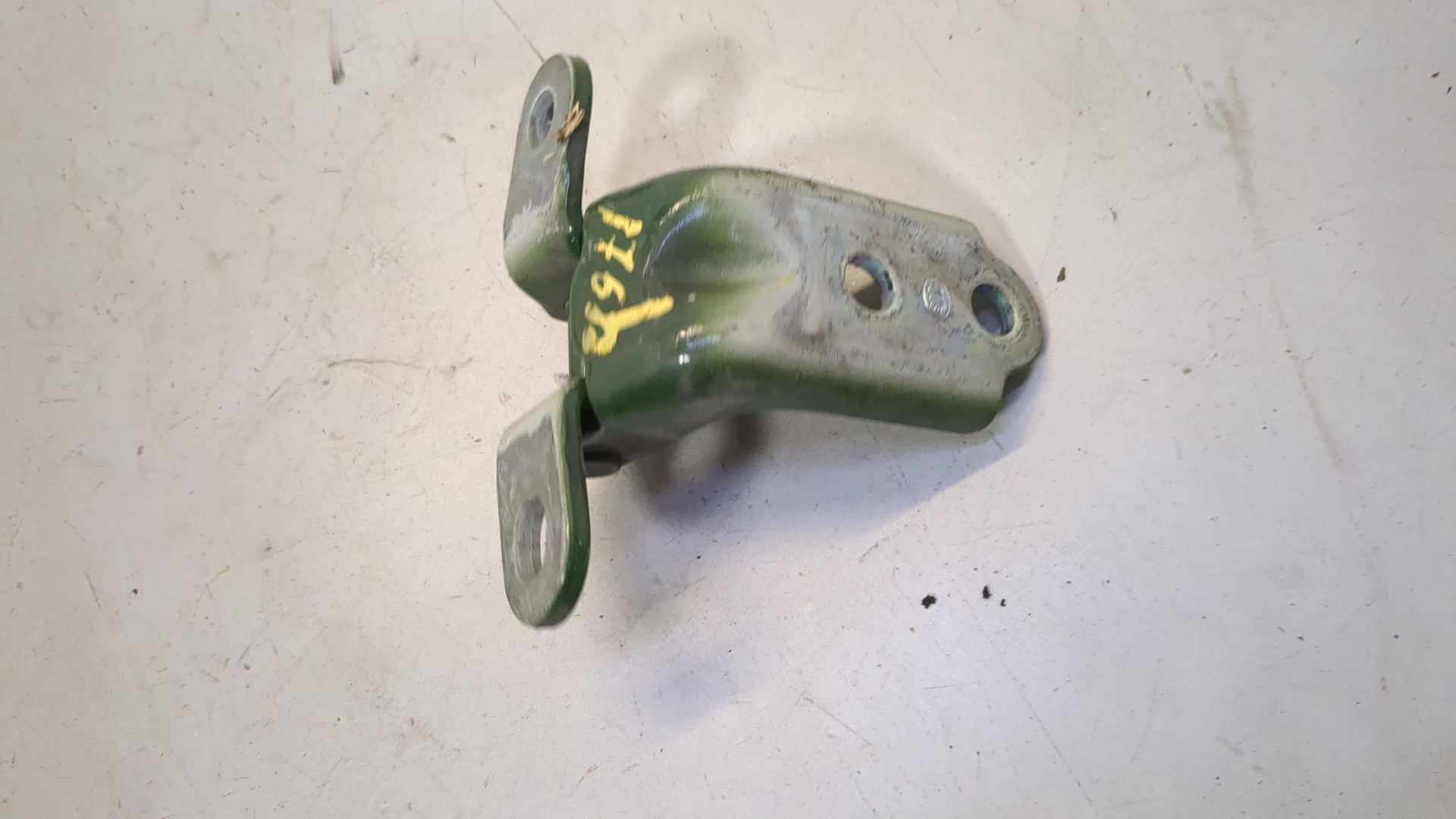 Петля двери