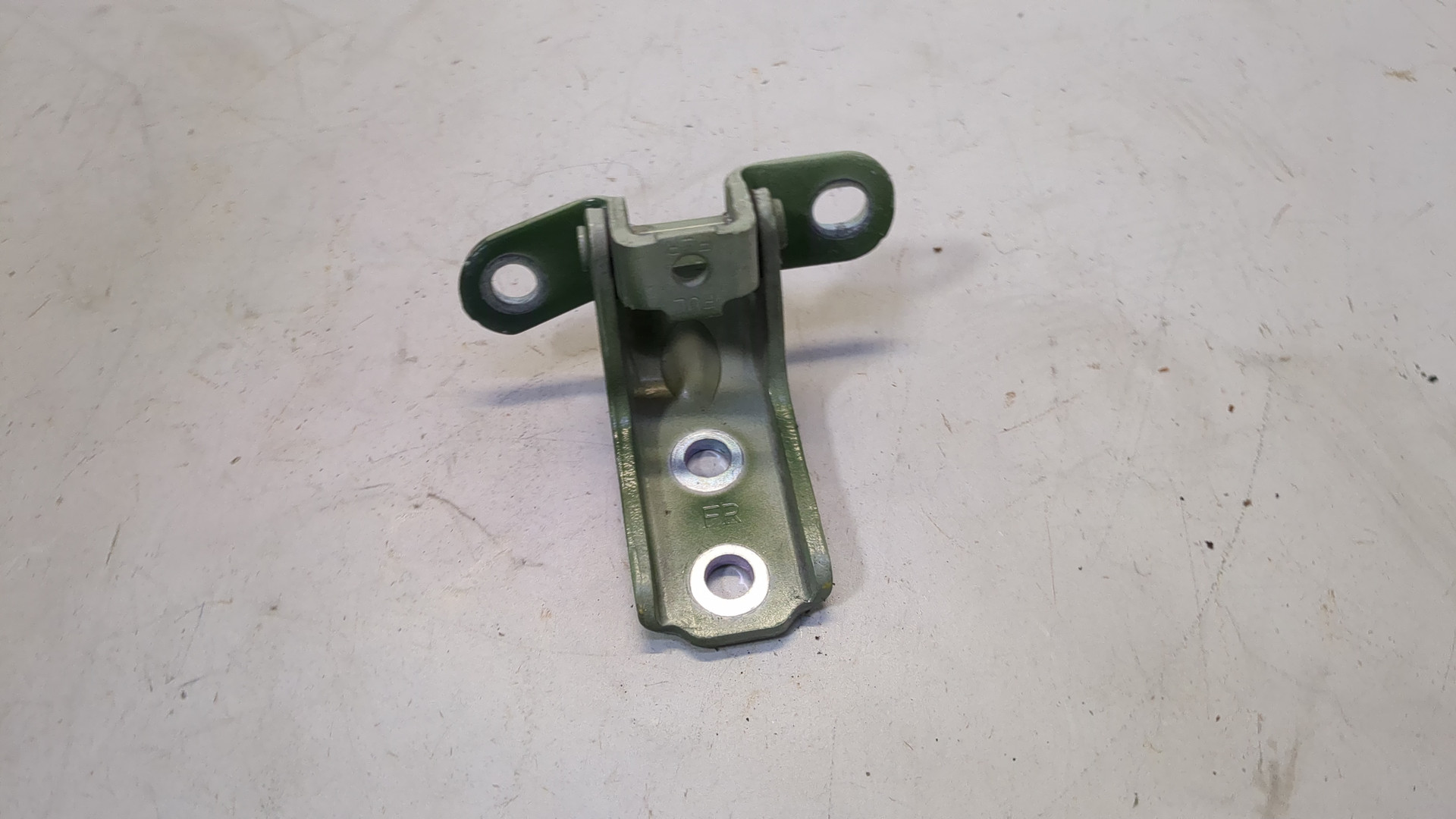 Петля двери