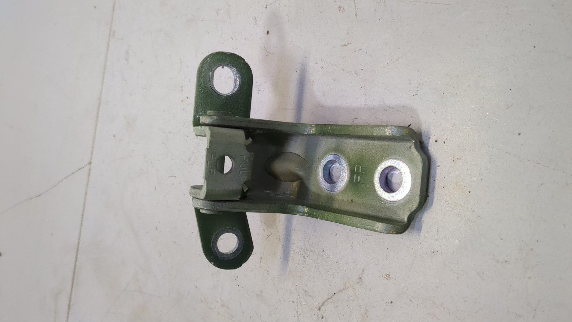 Петля двери