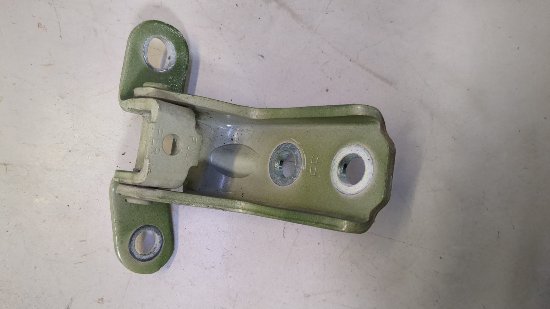 Петля двери