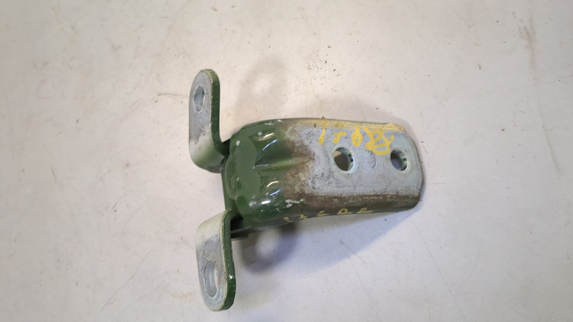 Петля двери