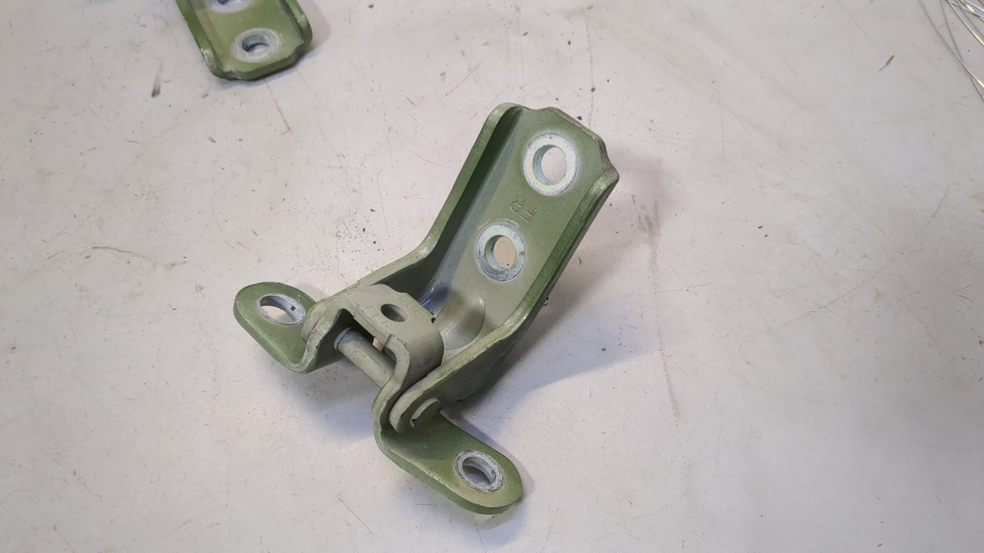 Петля двери