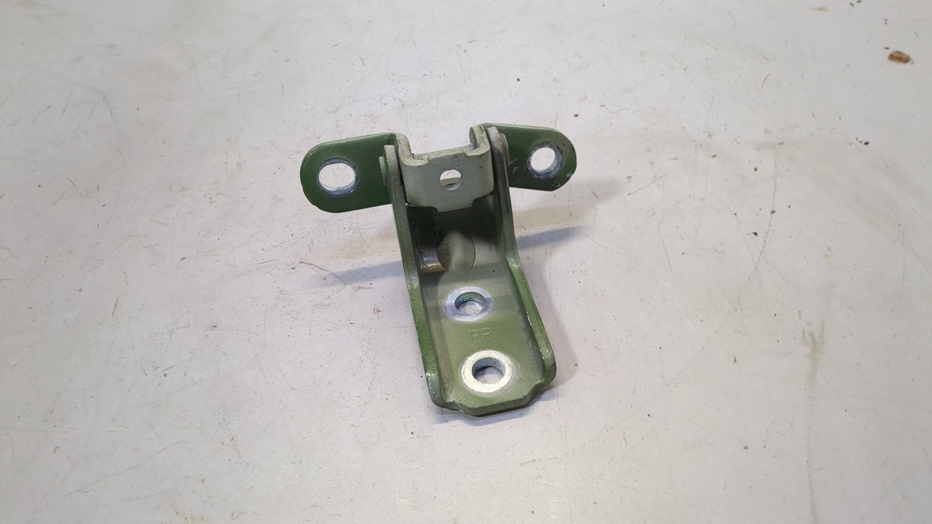 Петля двери