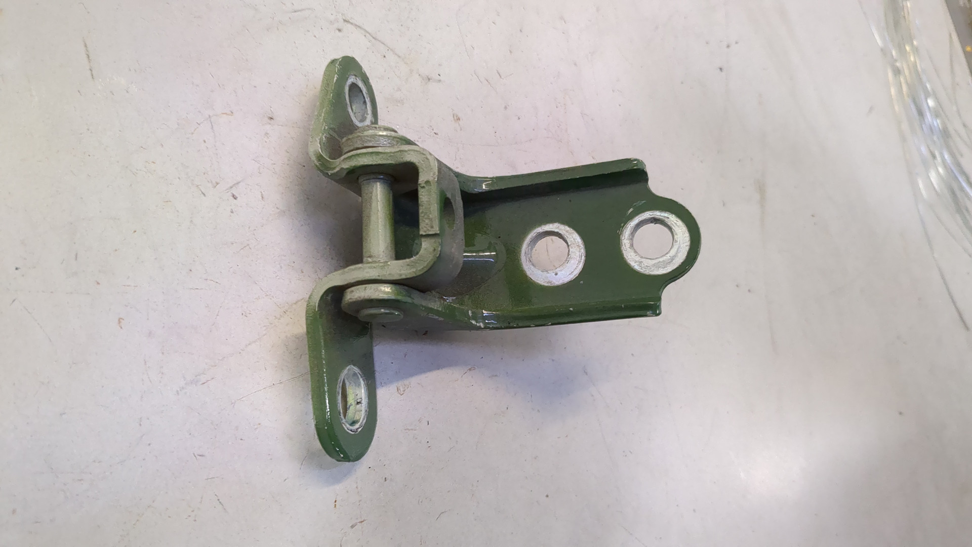 Петля двери